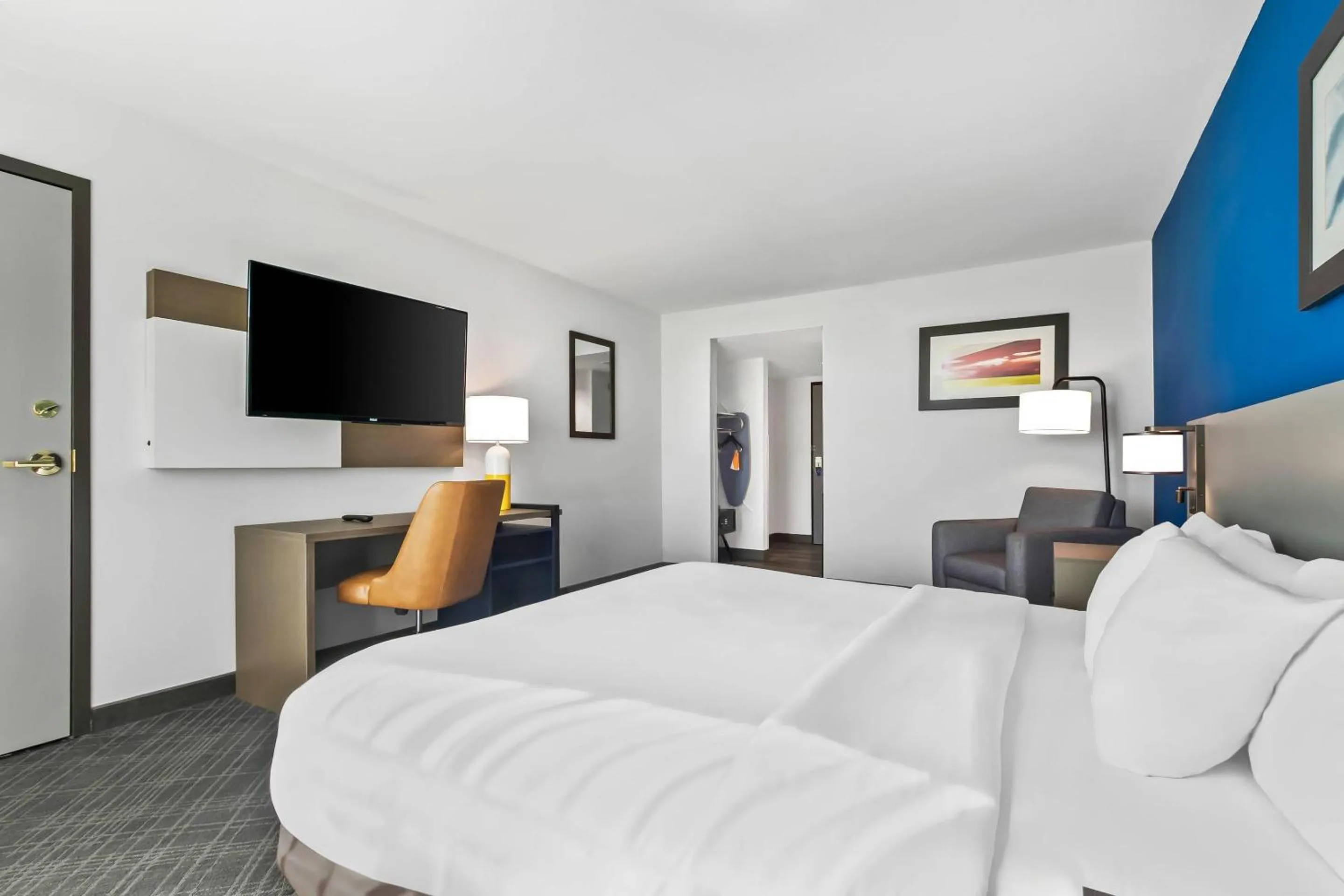 Bedroom, Bed in Comfort Inn & Suites Grand Blanc-Flint