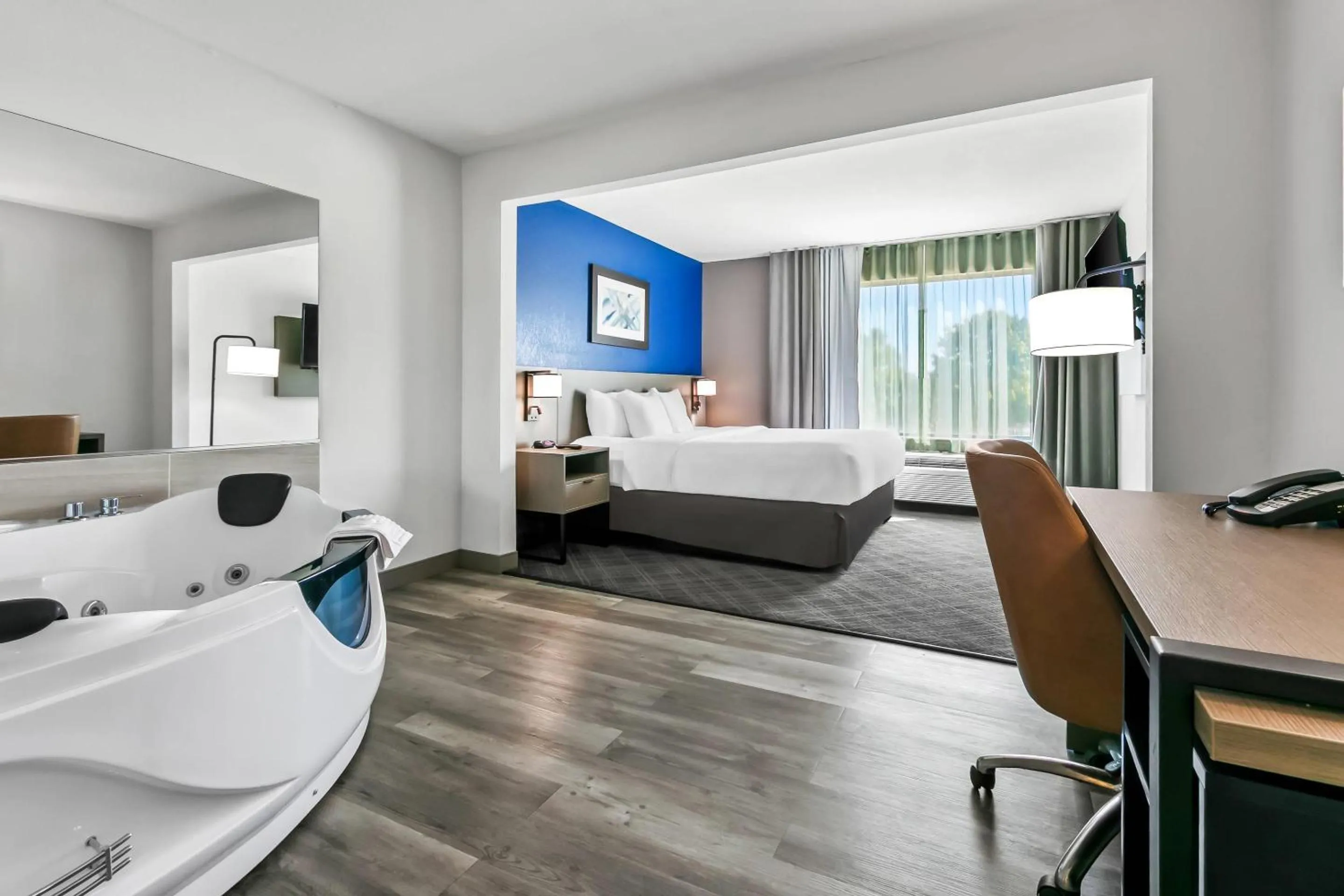 Bedroom, Bed in Comfort Inn & Suites Grand Blanc-Flint