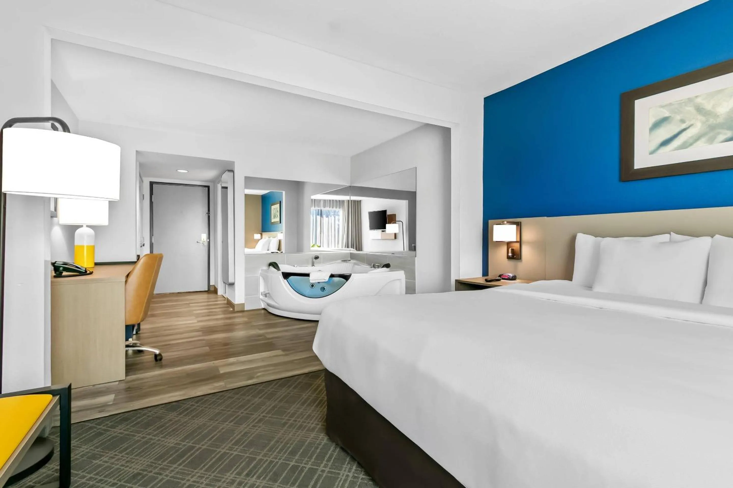 Bedroom, Bed in Comfort Inn & Suites Grand Blanc-Flint