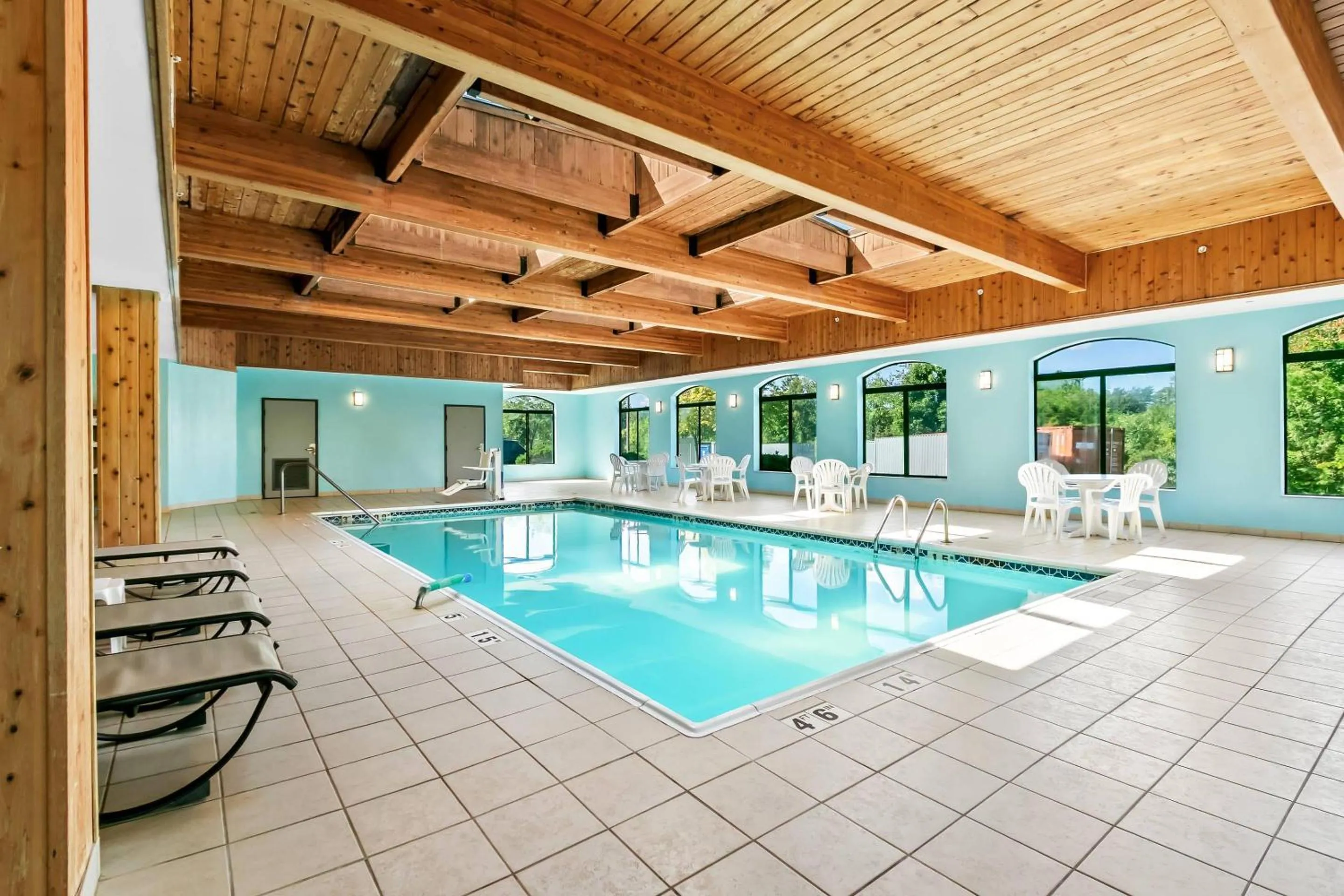 Swimming pool in Comfort Inn & Suites Grand Blanc-Flint