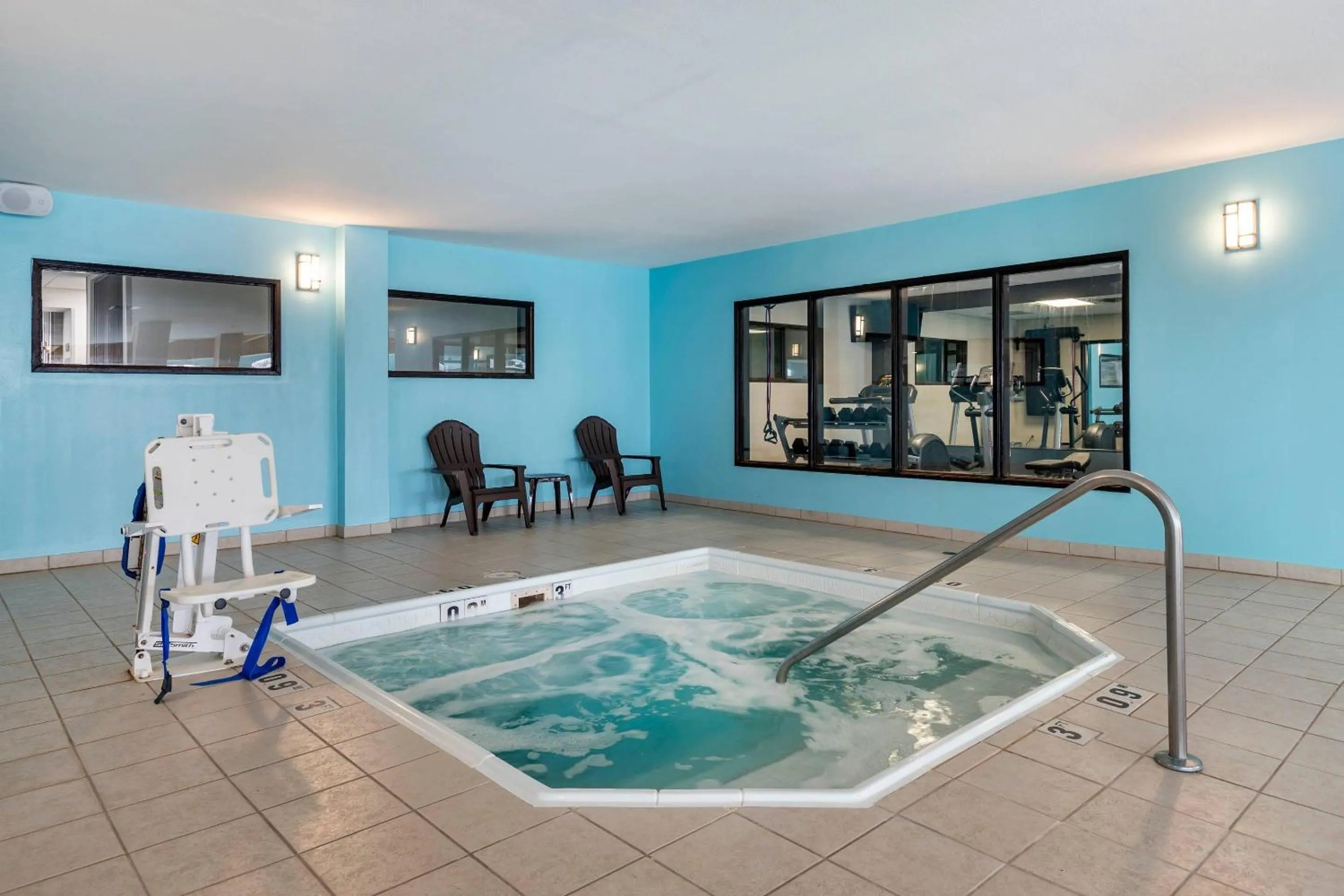 Swimming pool in Comfort Inn & Suites Grand Blanc-Flint