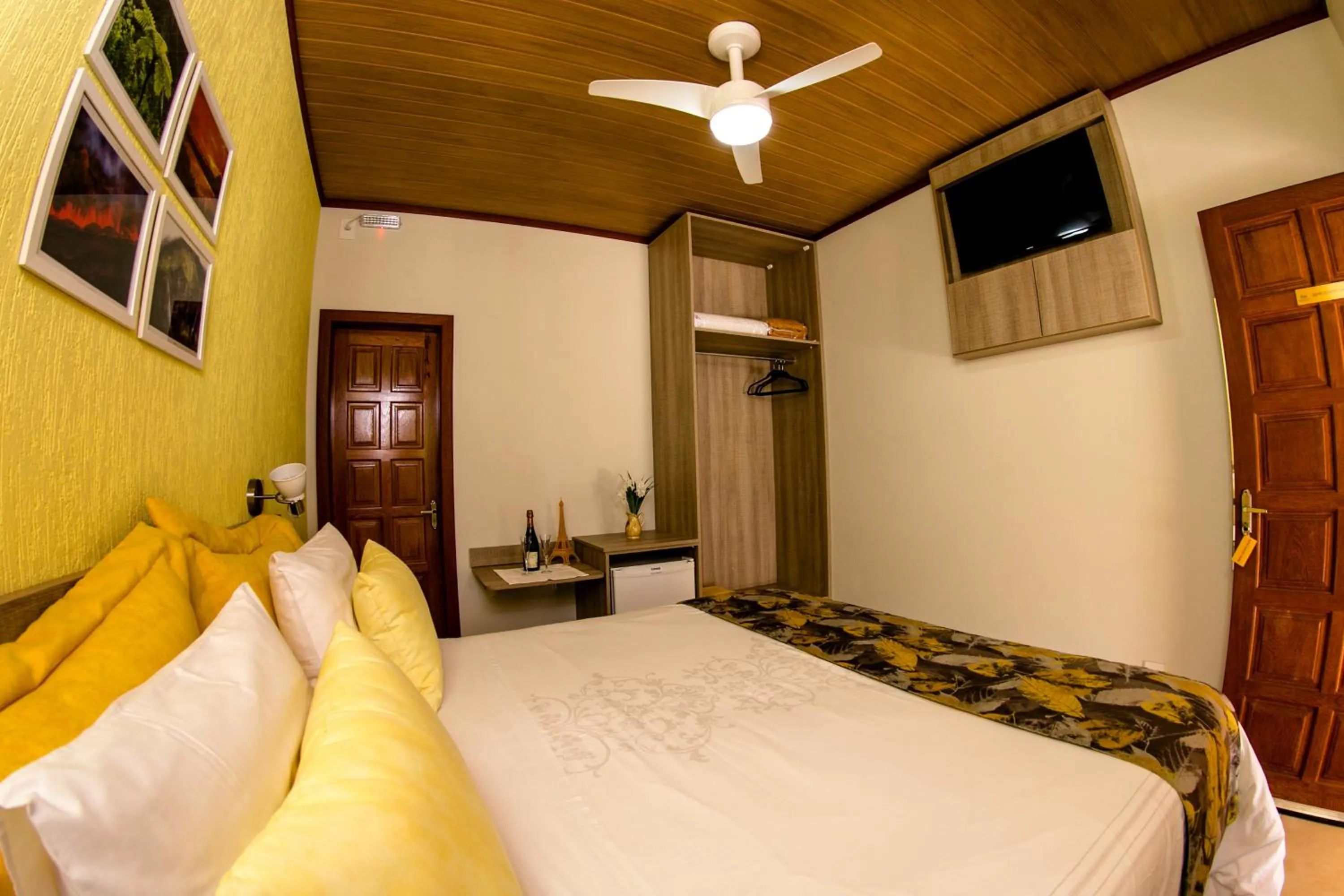 Photo of the whole room in Chez Domaine Pousada Organica