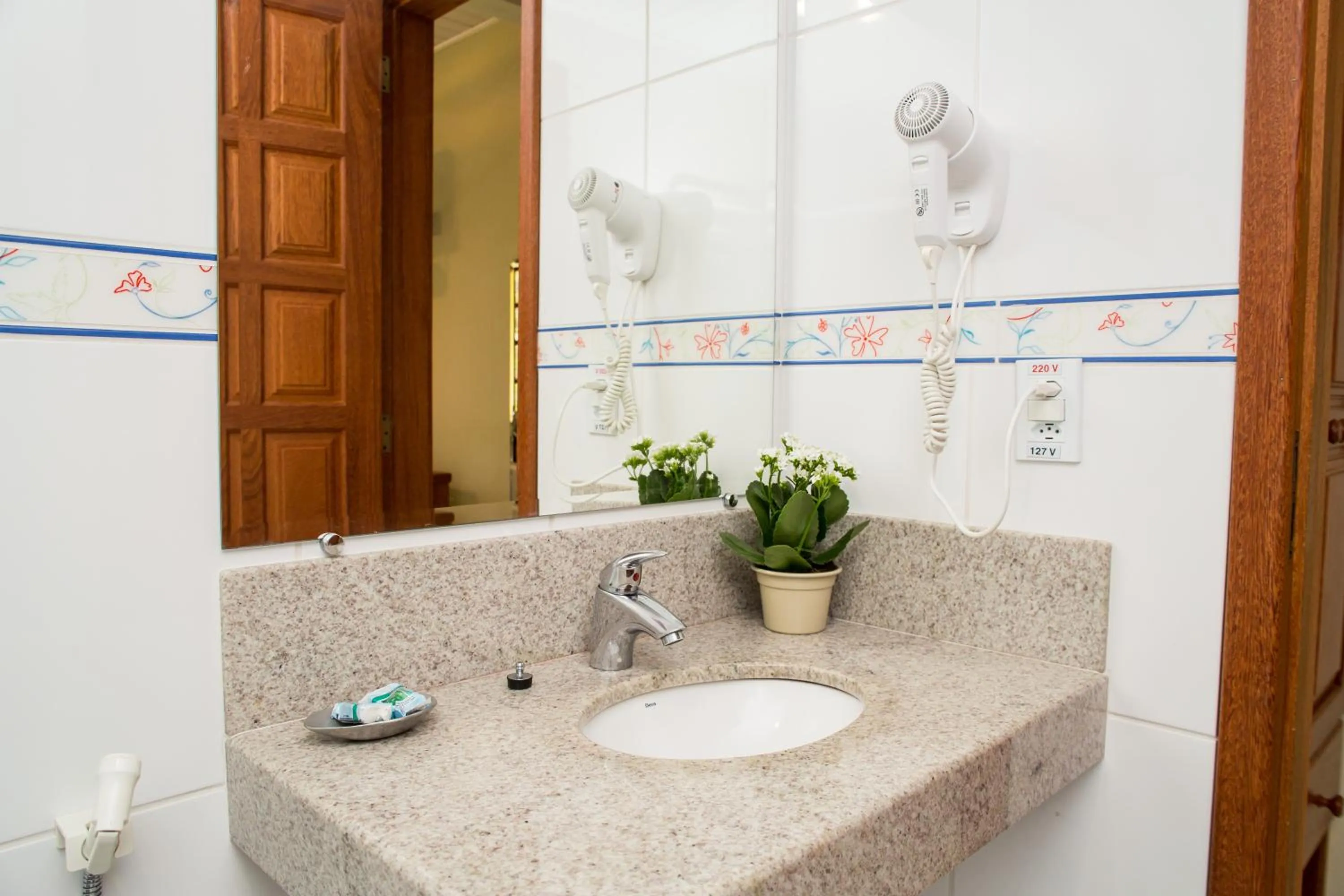 Toilet in Chez Domaine Pousada Organica