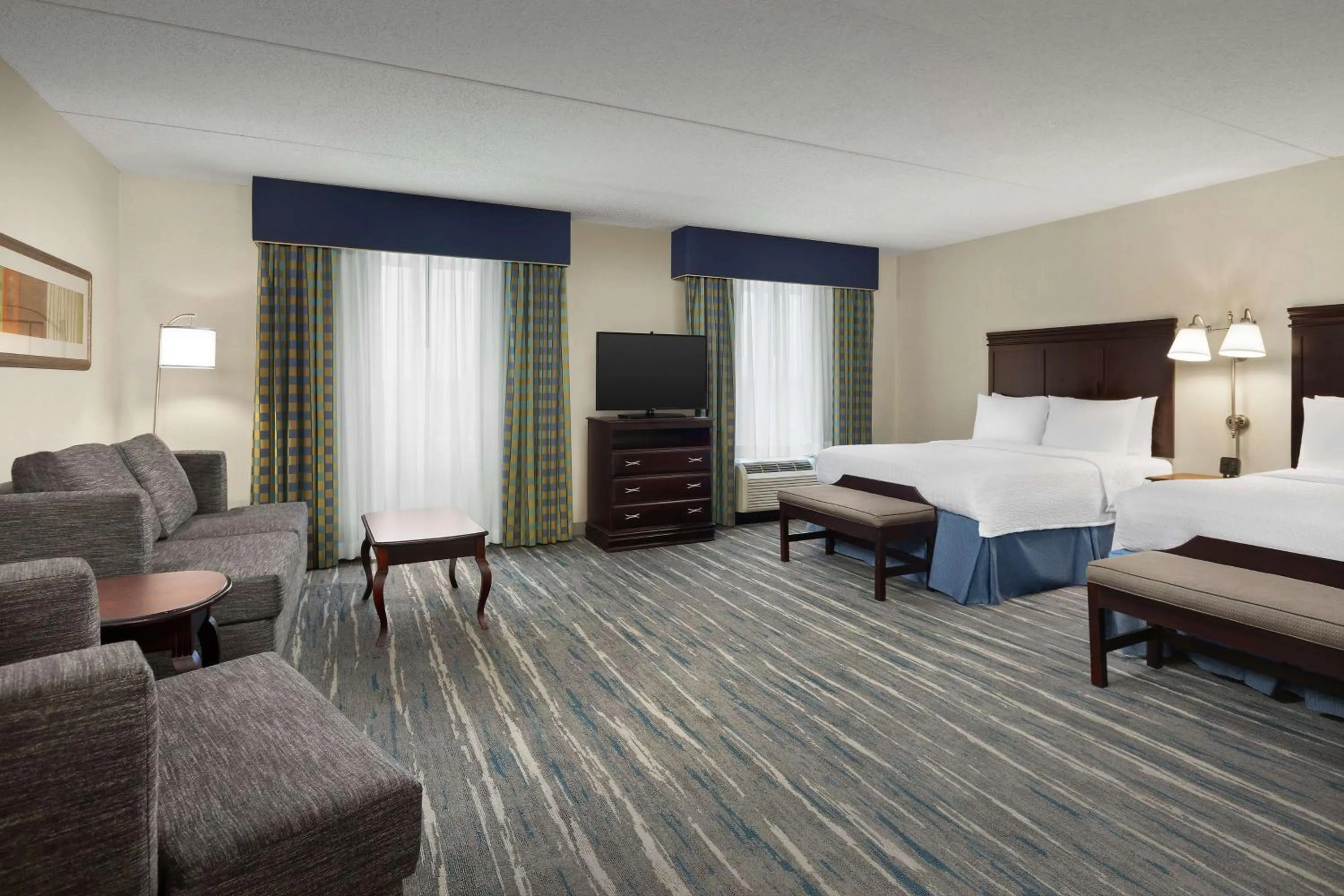 Living room, Bed in Hampton Inn Syracuse Clay