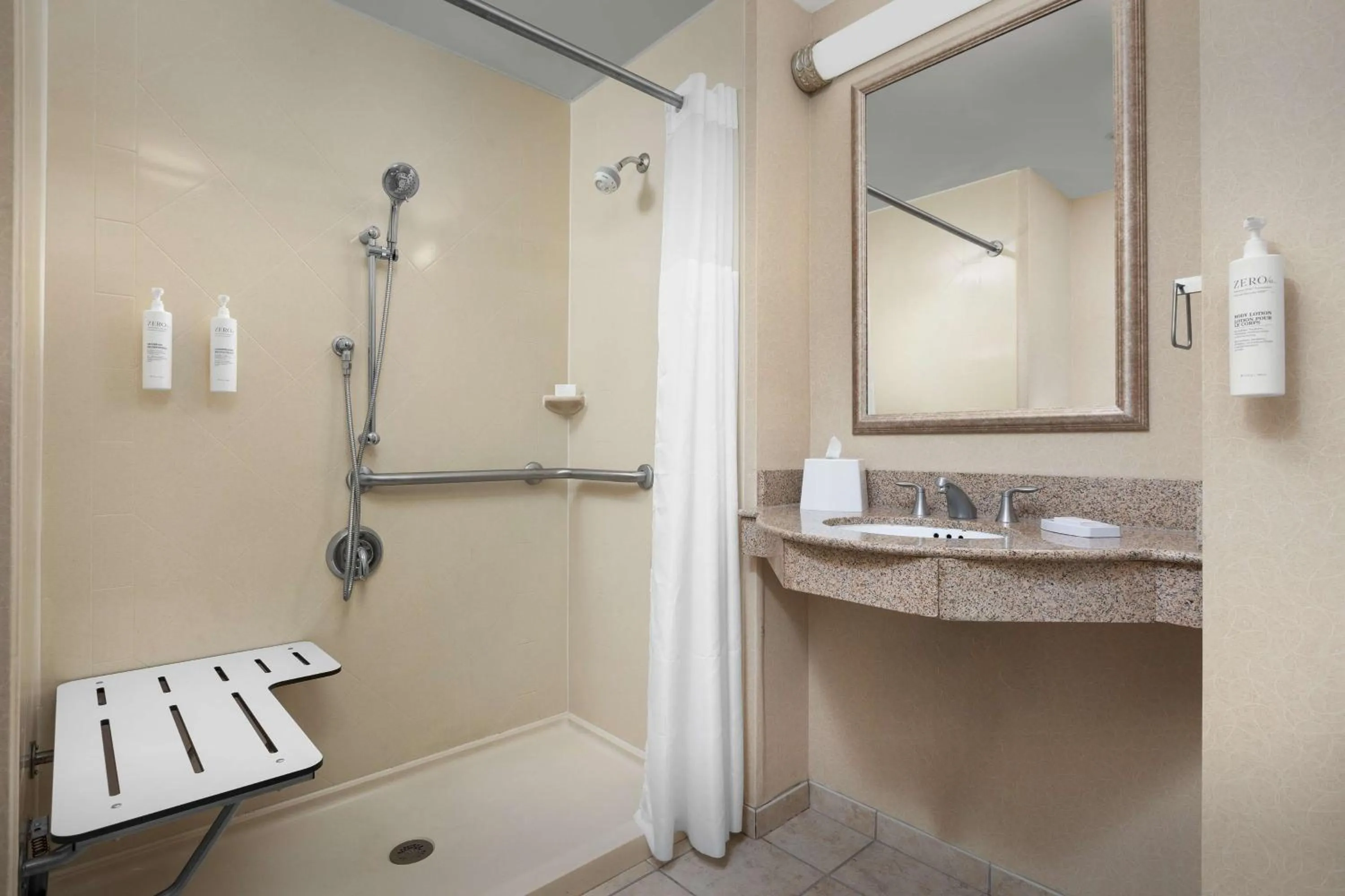 Bathroom in Hampton Inn Syracuse Clay