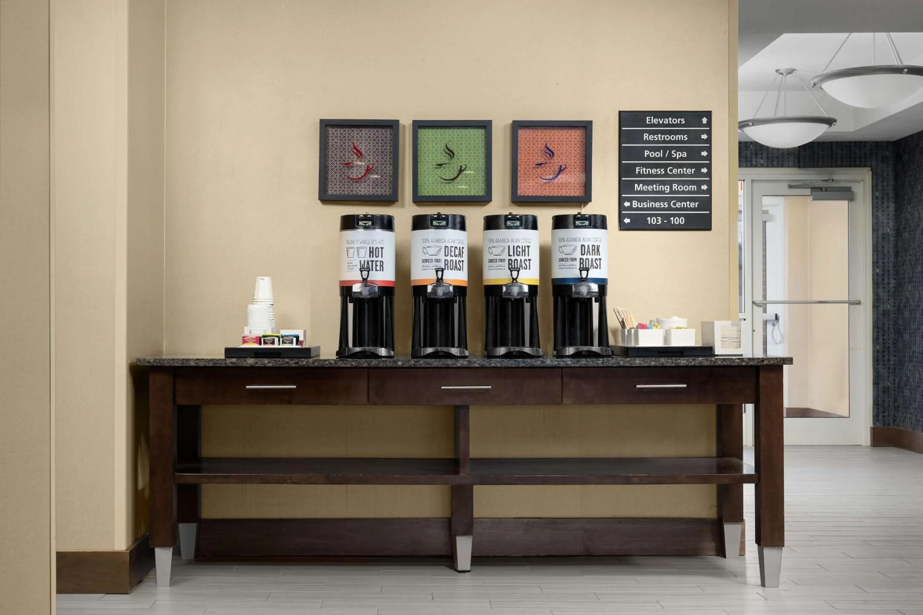 Dining area in Hampton Inn Syracuse Clay