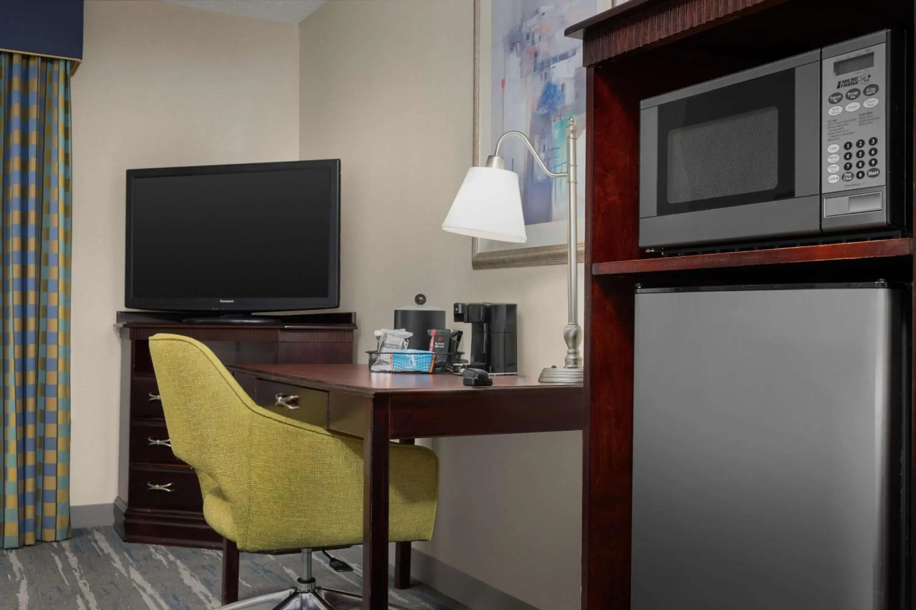 King Room with Sofa Bed and Study - Non-Smoking in Hampton Inn Syracuse Clay King Room with Sofa Bed and Study - Non-Smoking in Hampton Inn Syracuse Clay