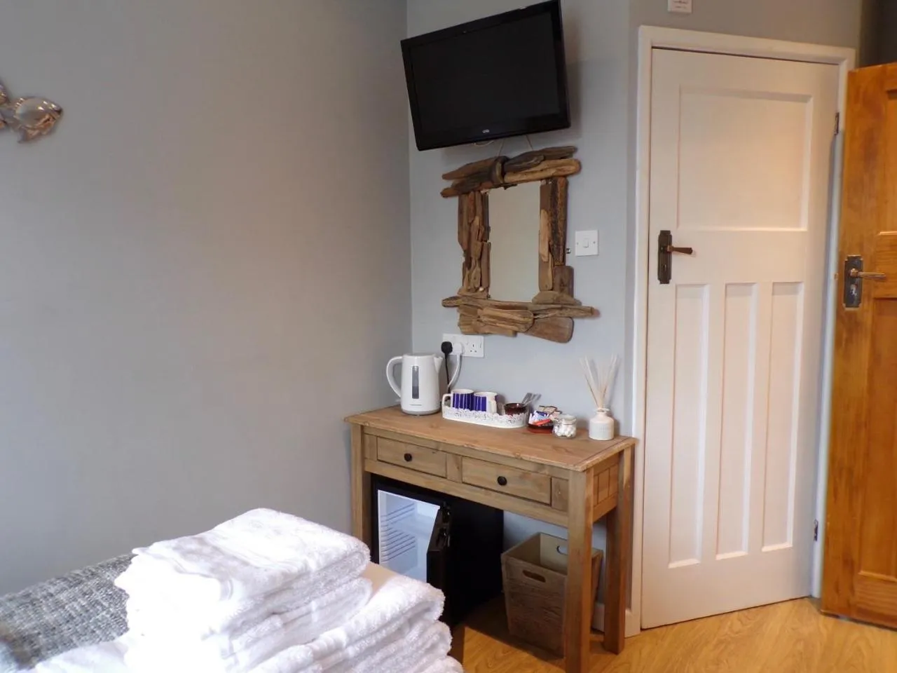 Photo of the whole room, Bed in Coast 77 B&B