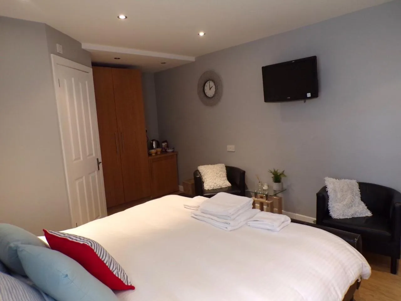 Photo of the whole room, Bed in Coast 77 B&B