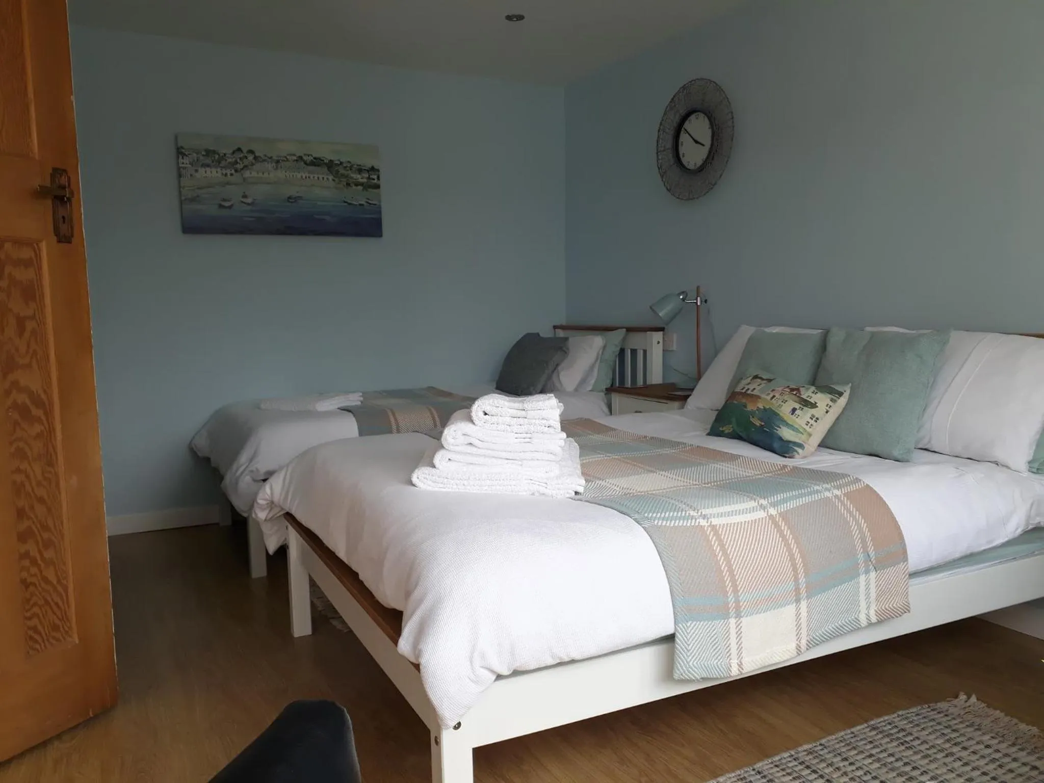 Photo of the whole room, Bed in Coast 77 B&B