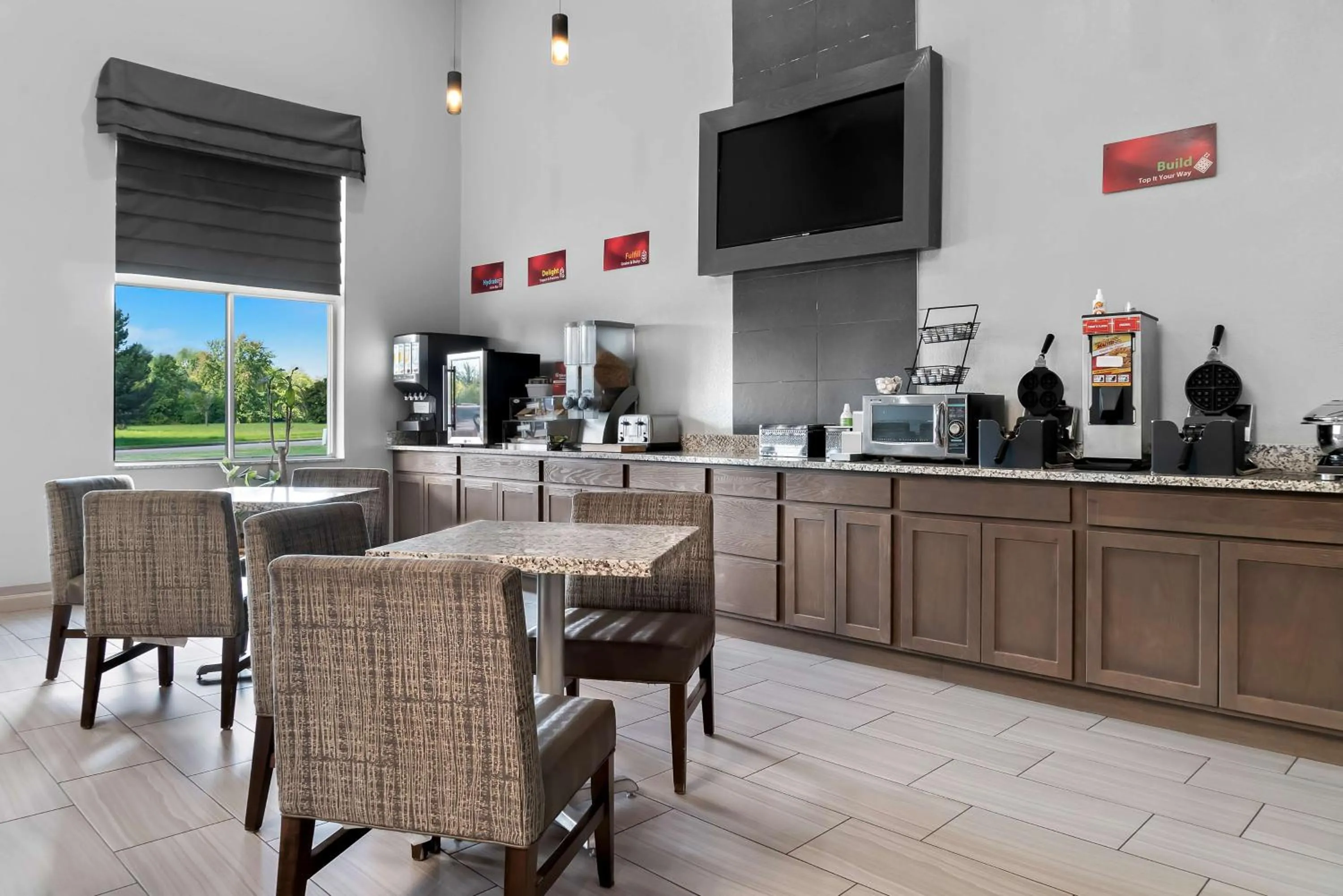 Breakfast in Best Western Plus Flint Airport Inn & Suites