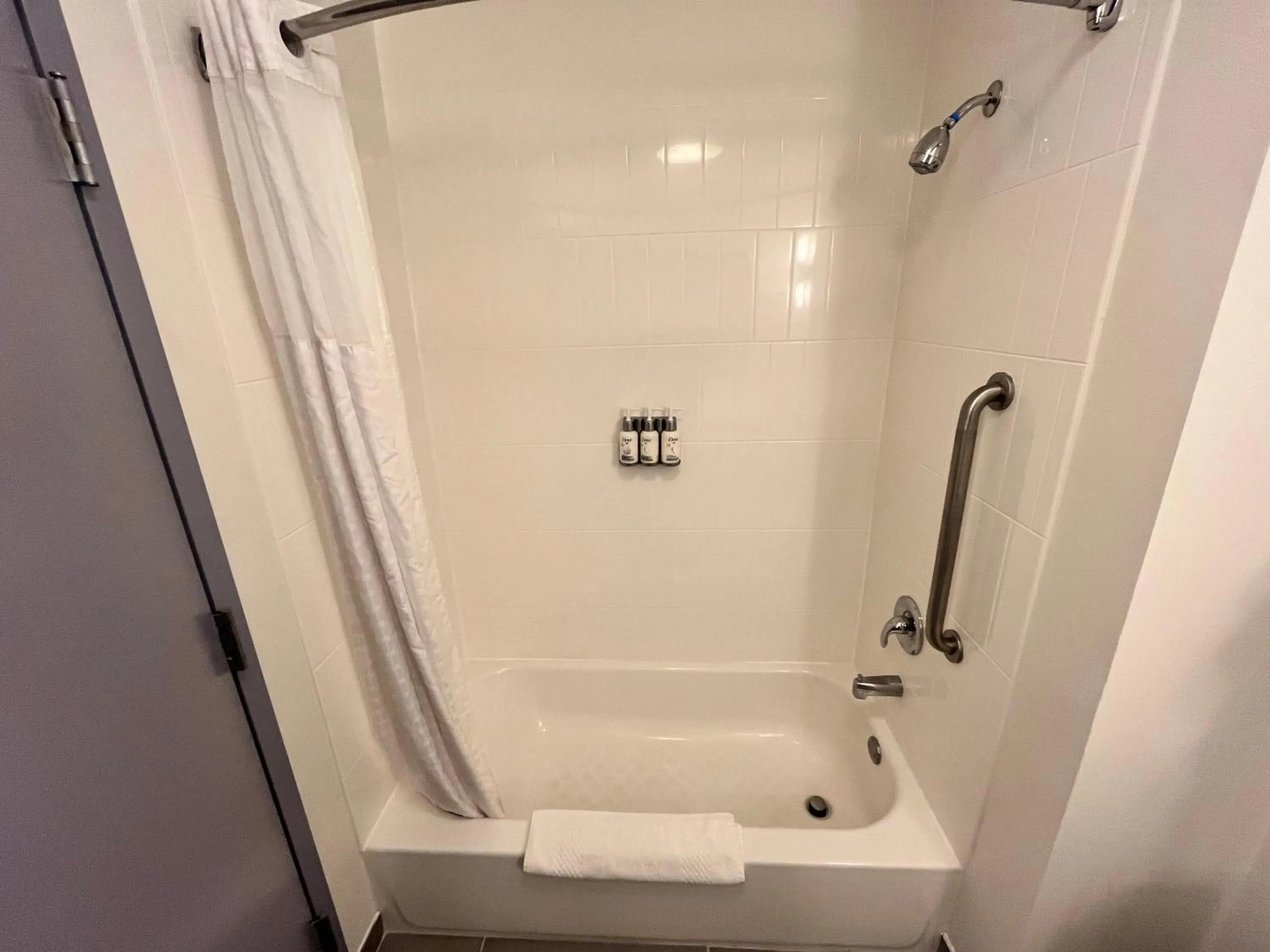 Shower in Tapa Hotel Inn & Suites