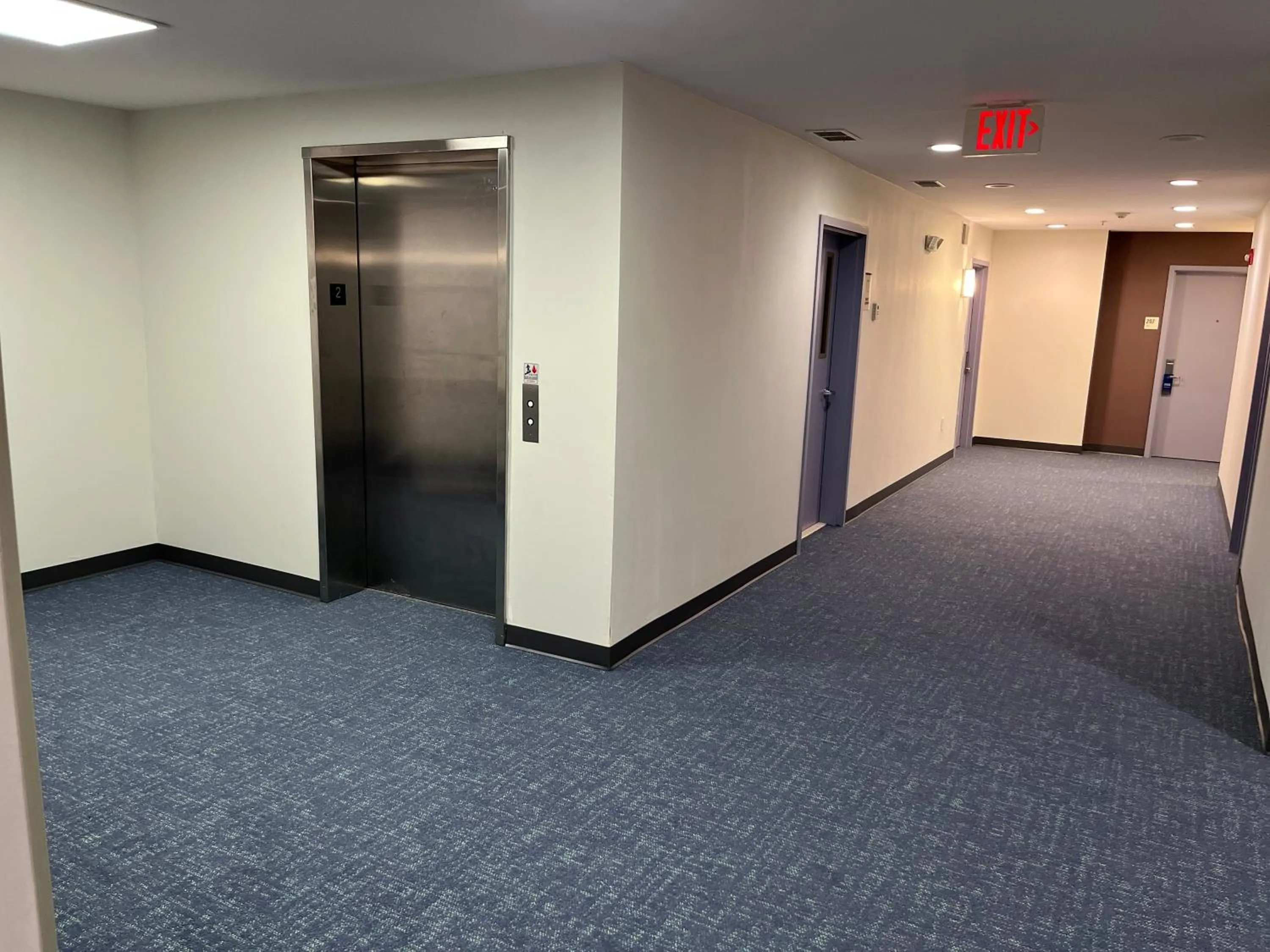 elevator in Tapa Hotel Inn & Suites