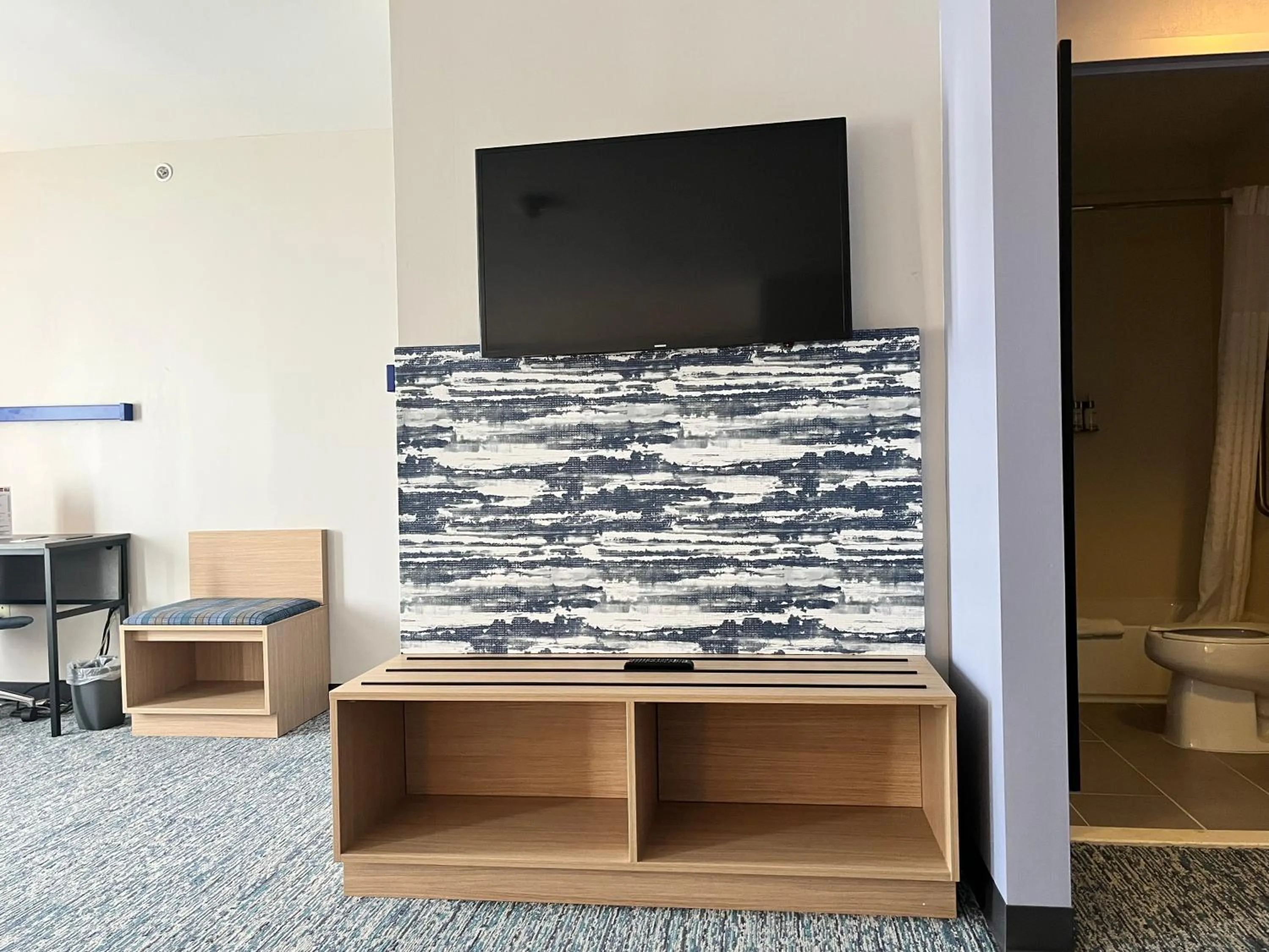 TV and multimedia in Tapa Hotel Inn & Suites