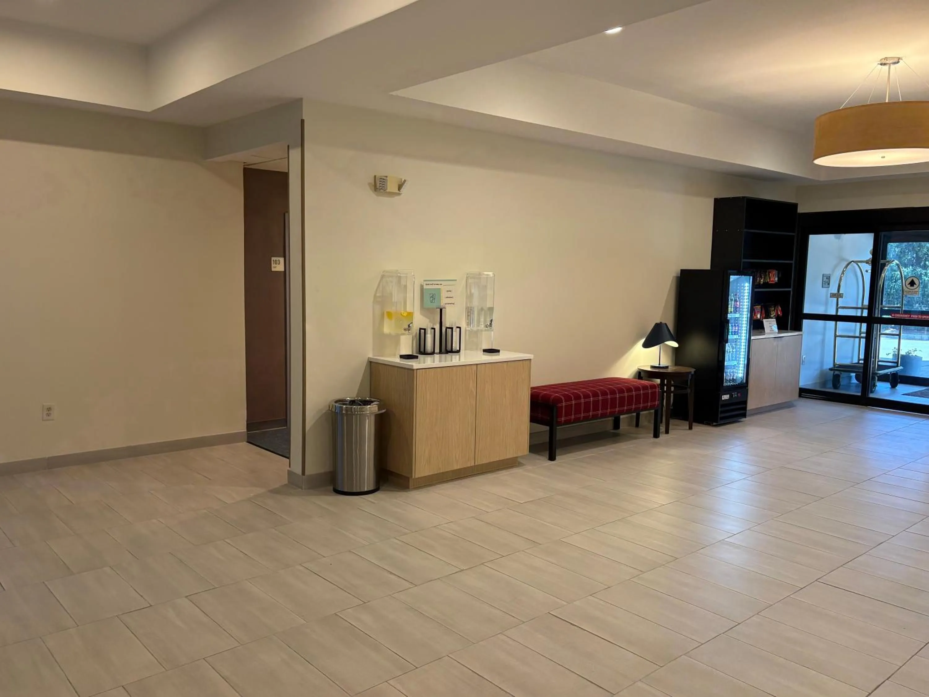 Lobby or reception in Tapa Hotel Inn & Suites