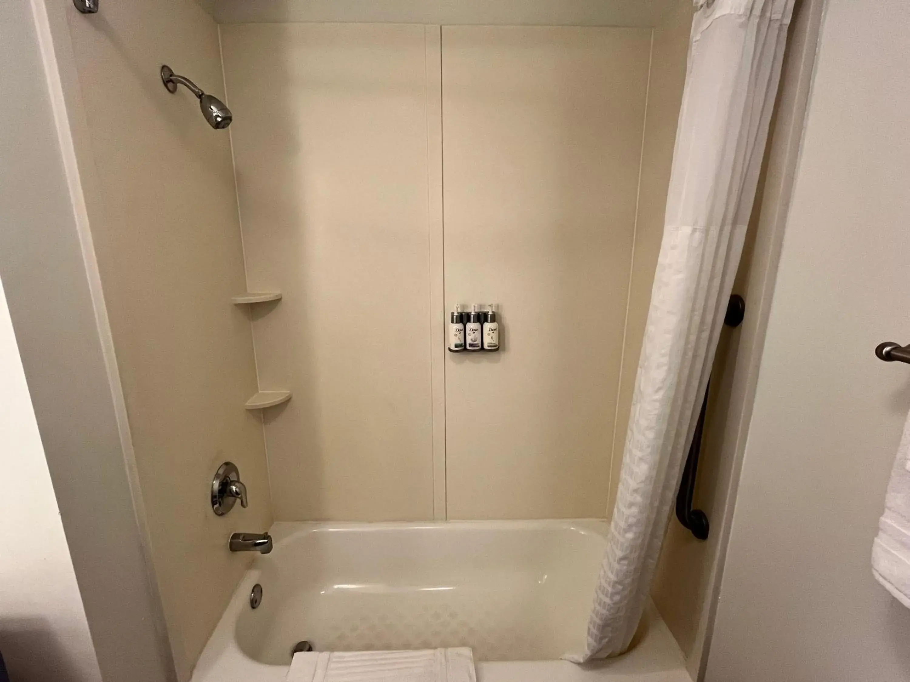 Queen Room - Disability Access in Tapa Hotel Inn & Suites Queen Room - Disability Access in Tapa Hotel Inn & Suites