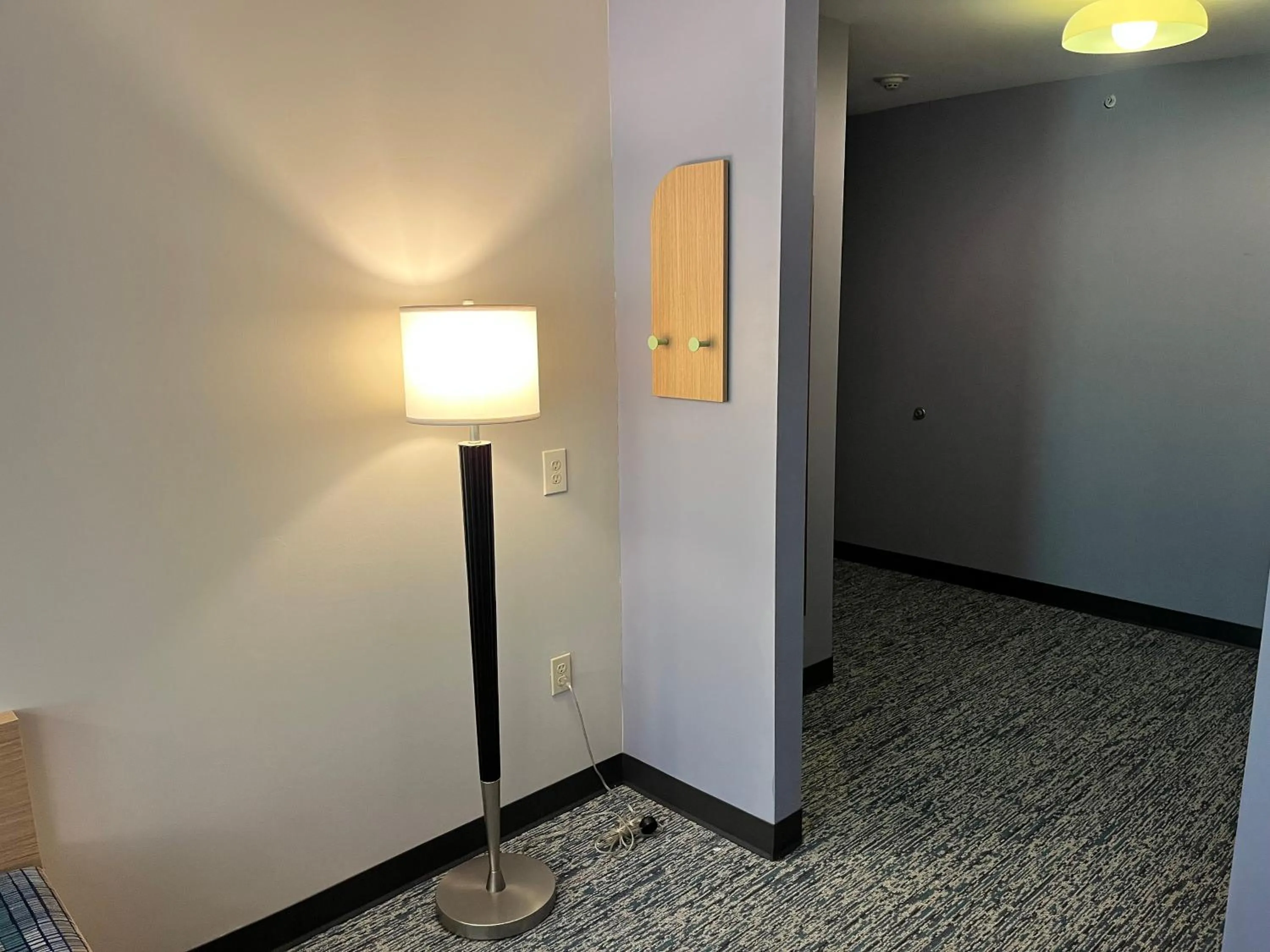 wardrobe in Tapa Hotel Inn & Suites