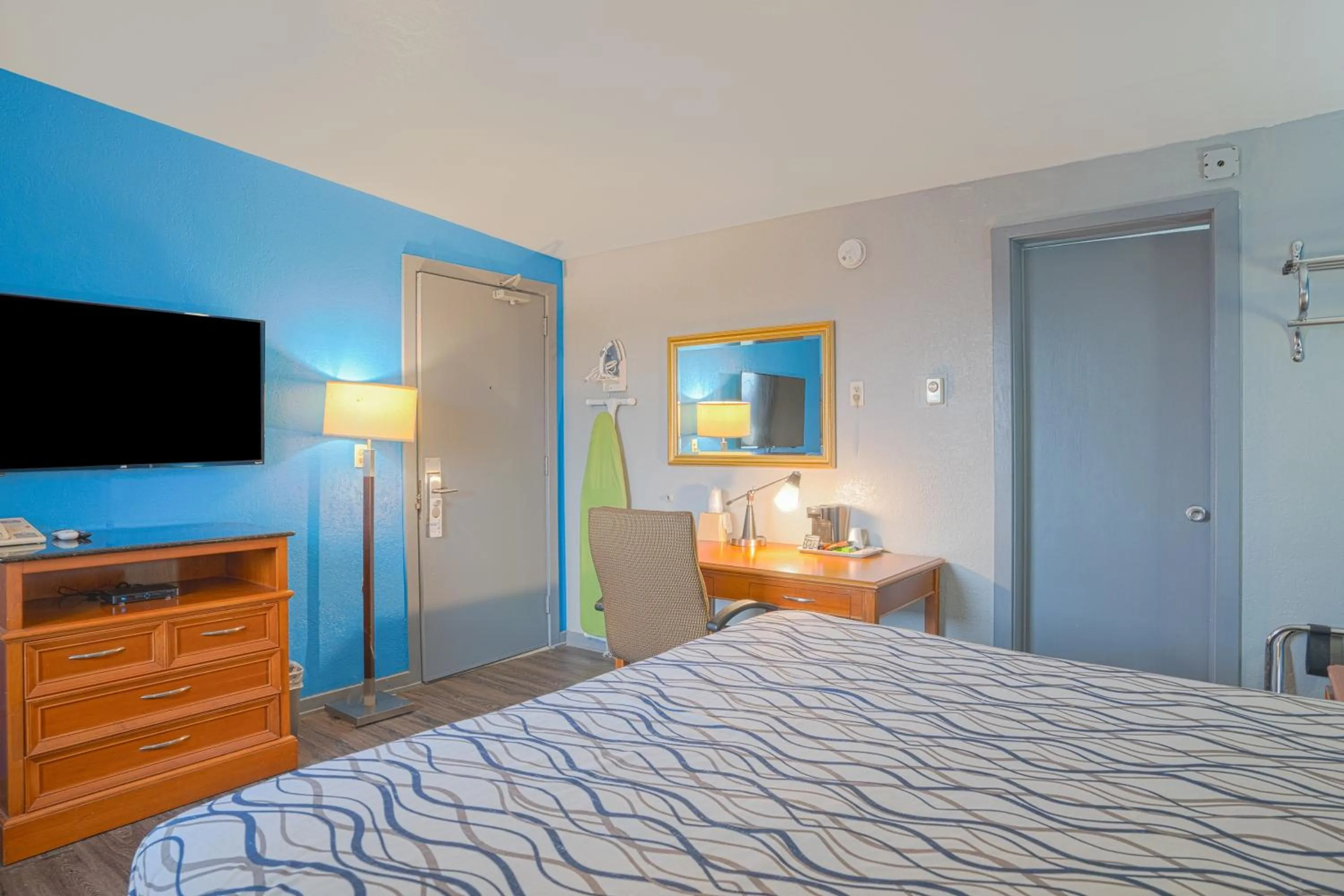 Bedroom, Bed in Executive Inn Owatonna Hwy 35