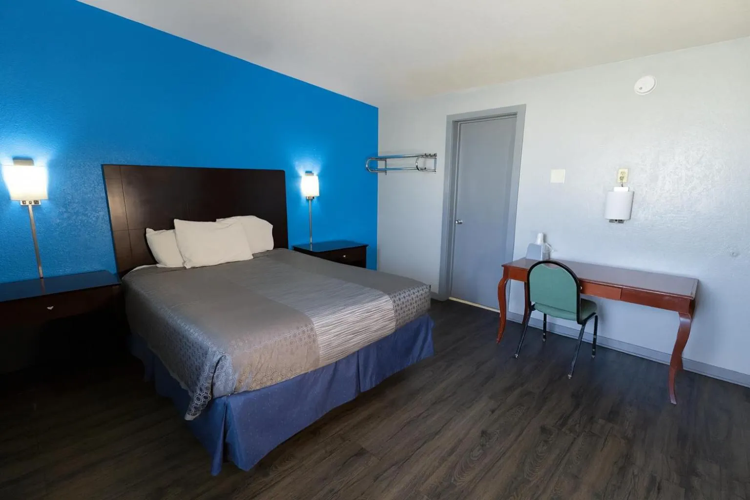 Bedroom, Bed in Executive Inn Owatonna Hwy 35