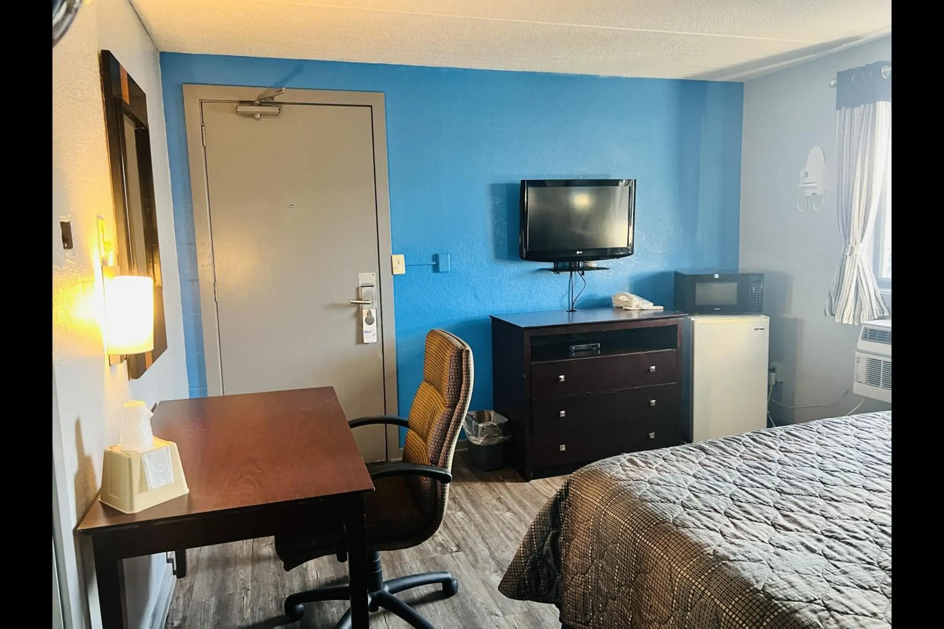 Queen Room - Non-Smoking in Executive Inn Owatonna Hwy 35 Queen Room - Non-Smoking in Executive Inn Owatonna Hwy 35