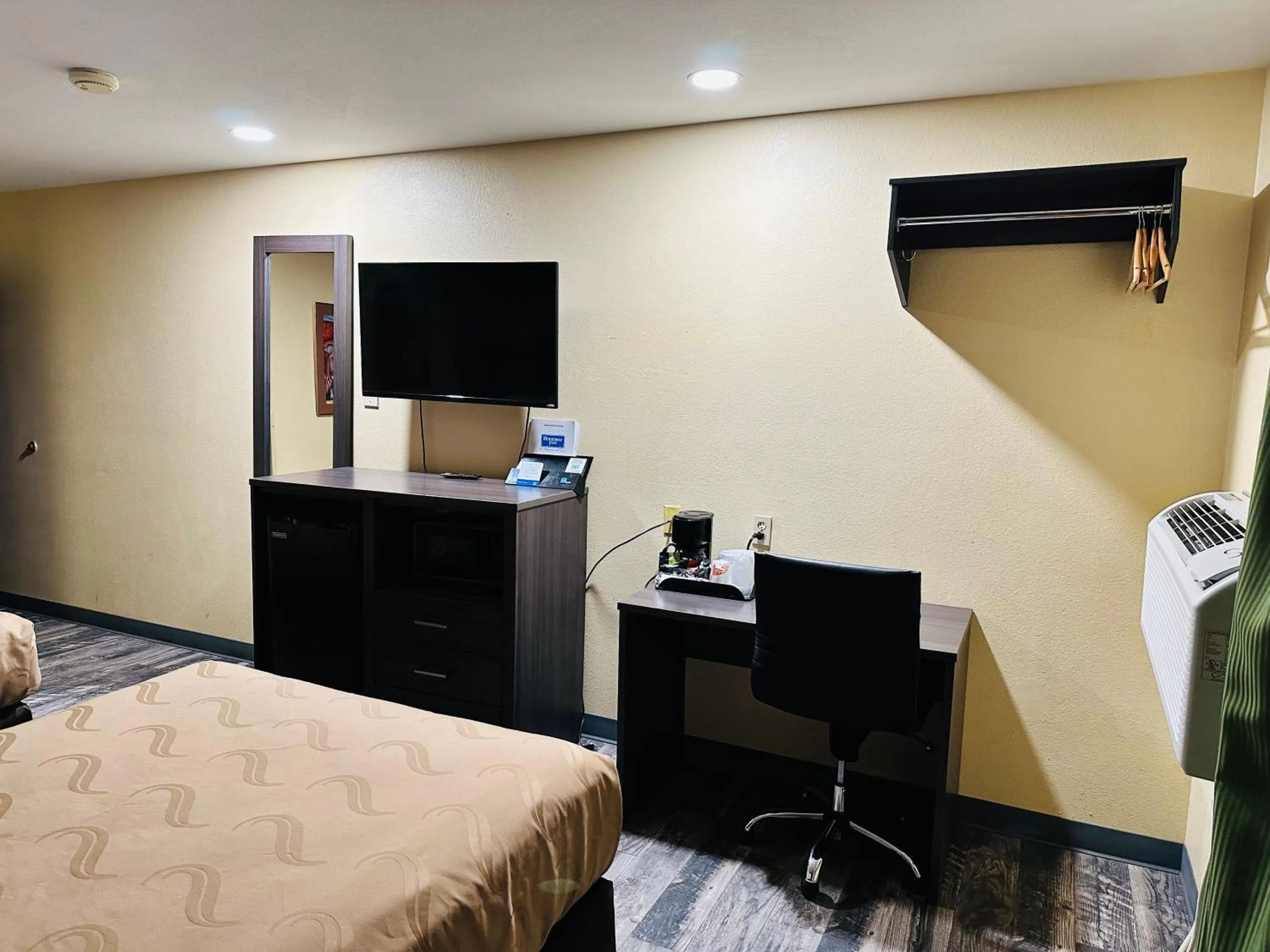 Bed in Rodeway Inn Winslow I-40