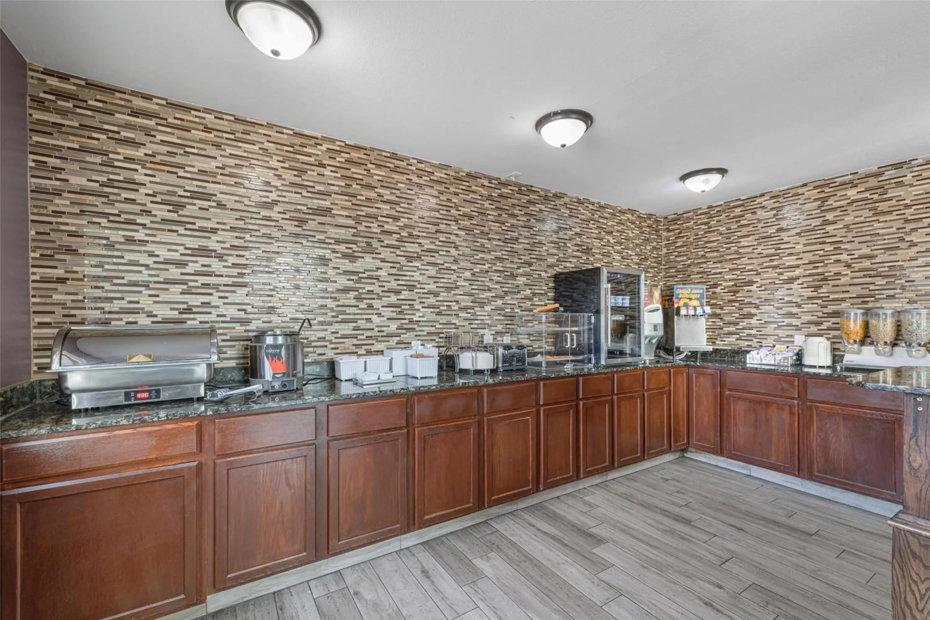 Restaurant/places to eat in SureStay Plus Hotel by Best Western Kearney