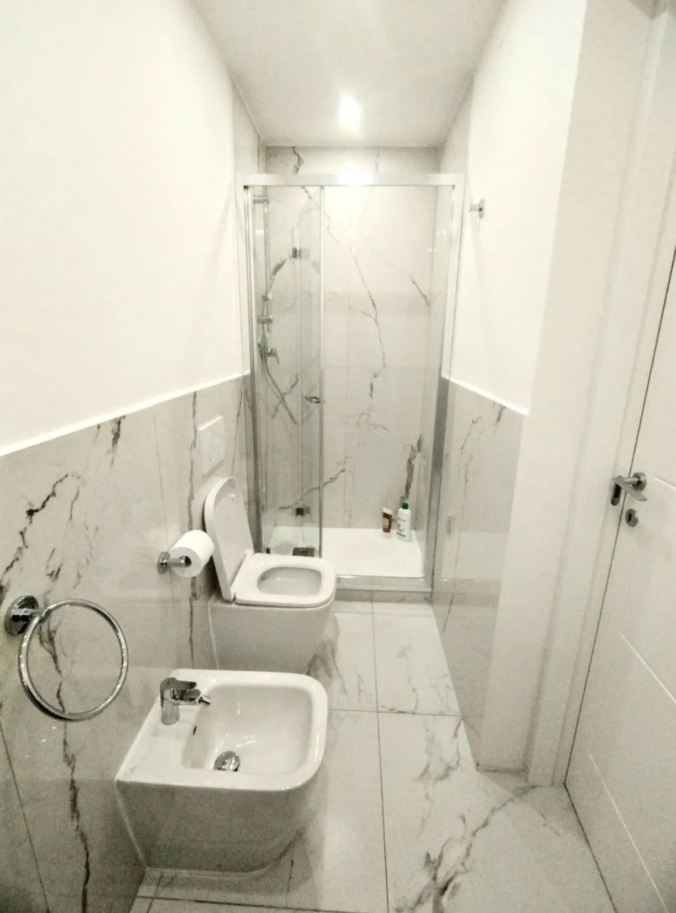 Shower in MAYFLOWERS B&B Zona Ospedale Cisanello Pisa