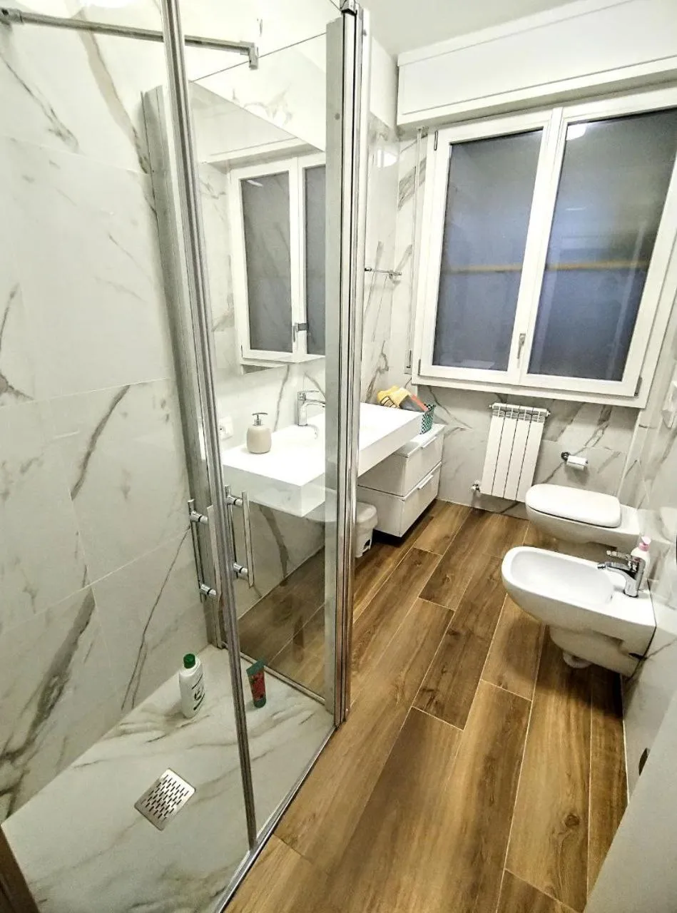 Shower in MAYFLOWERS B&B Zona Ospedale Cisanello Pisa