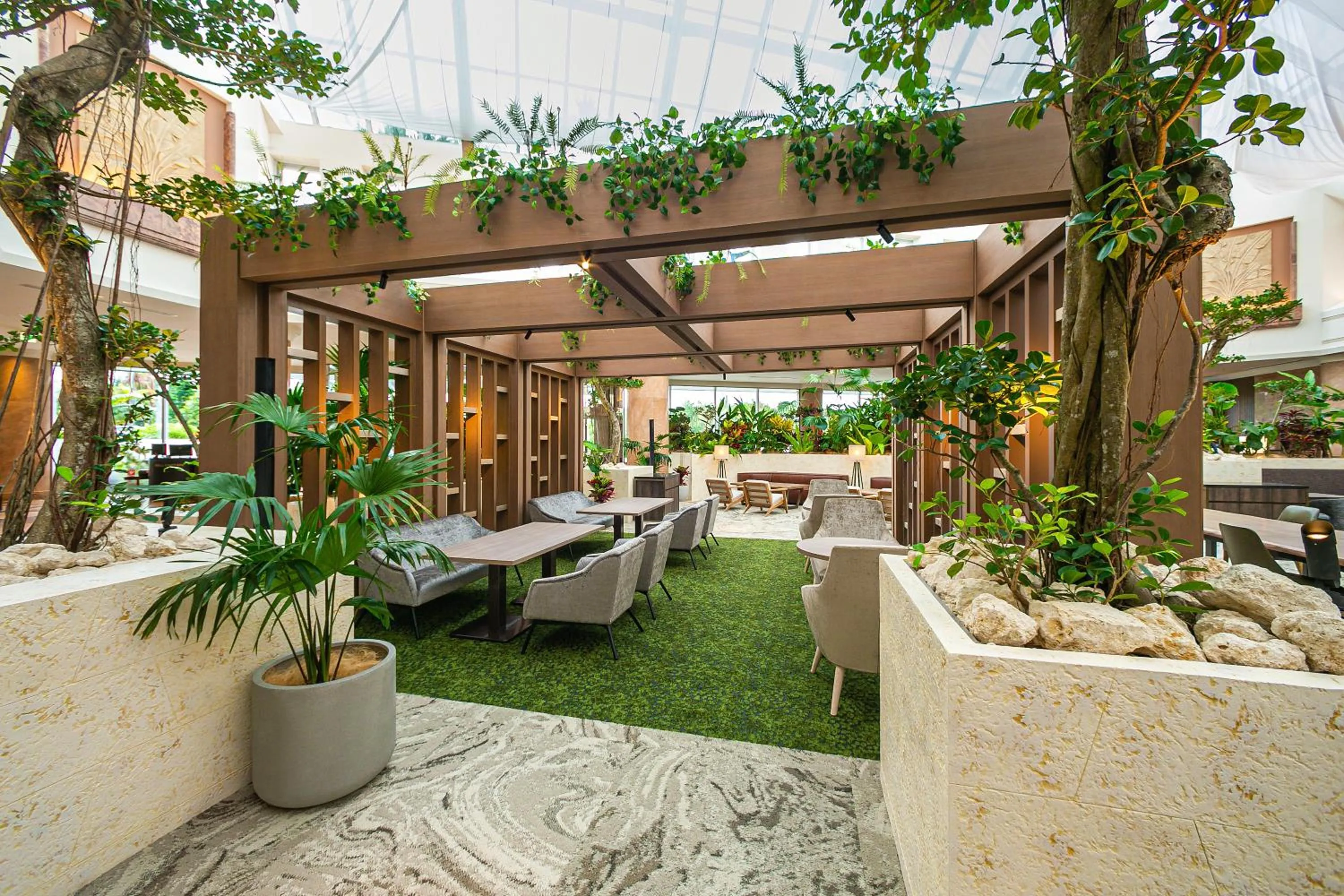 Lounge or bar in Oriental Hotel Okinawa Resort & Spa