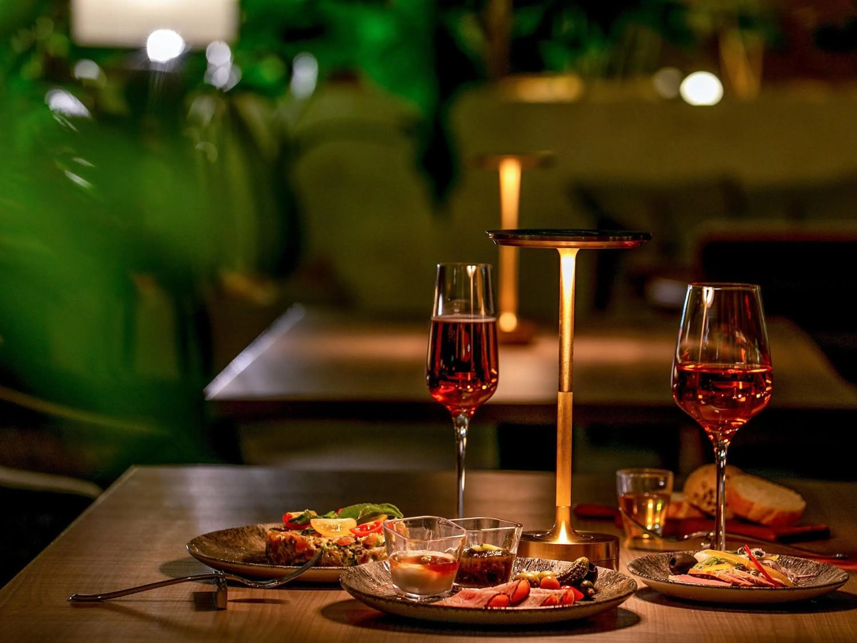 Lounge or bar in Oriental Hotel Okinawa Resort & Spa