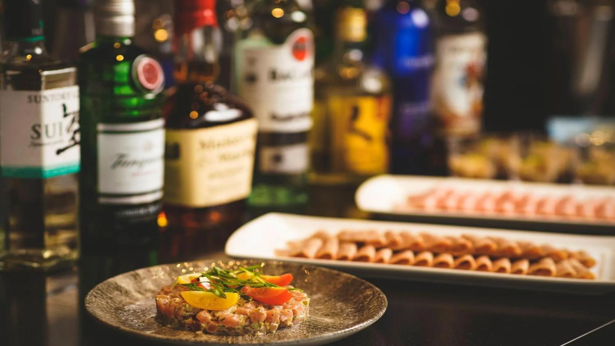 Lounge or bar in Oriental Hotel Okinawa Resort & Spa