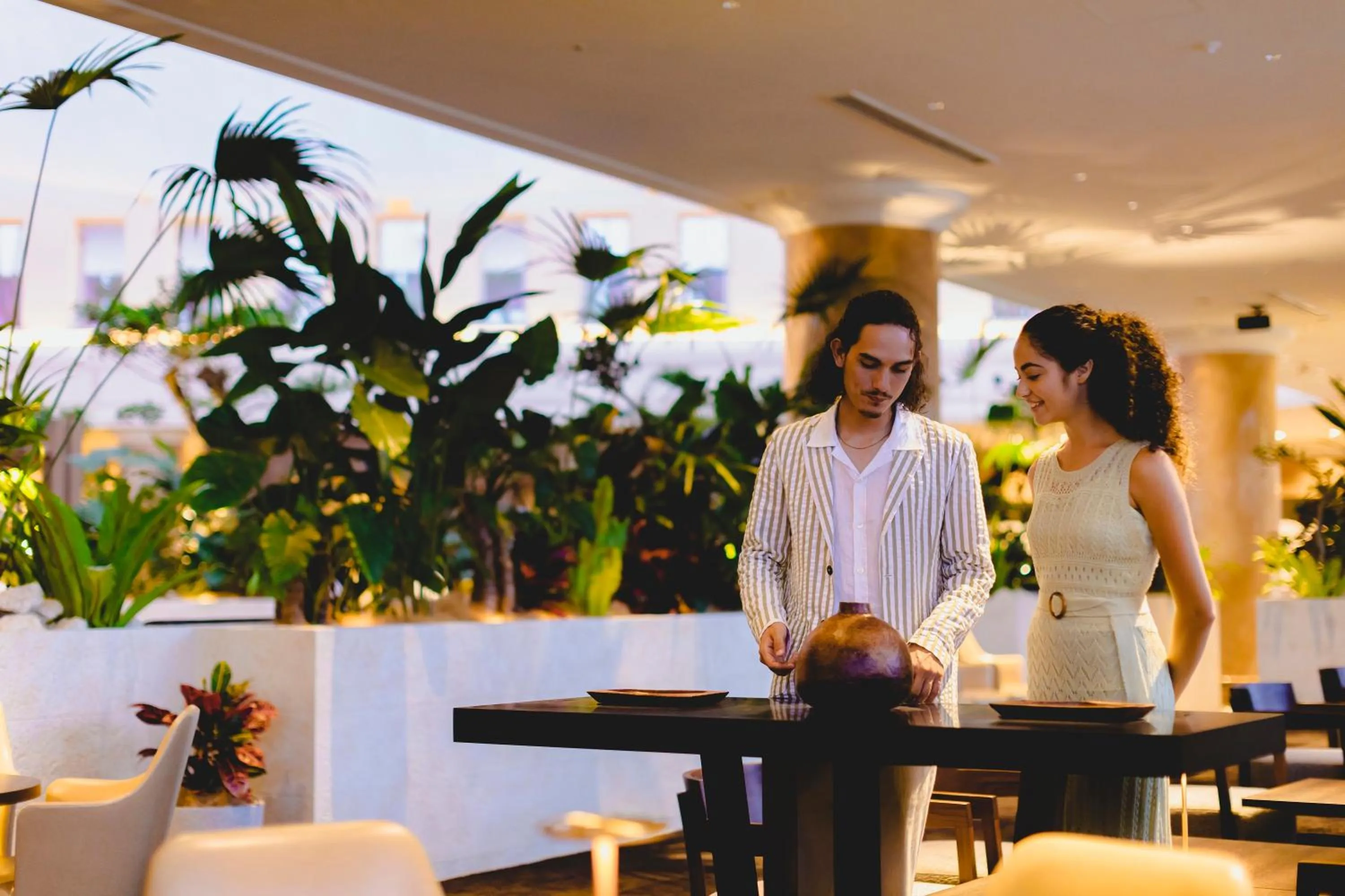 Lounge or bar in Oriental Hotel Okinawa Resort & Spa