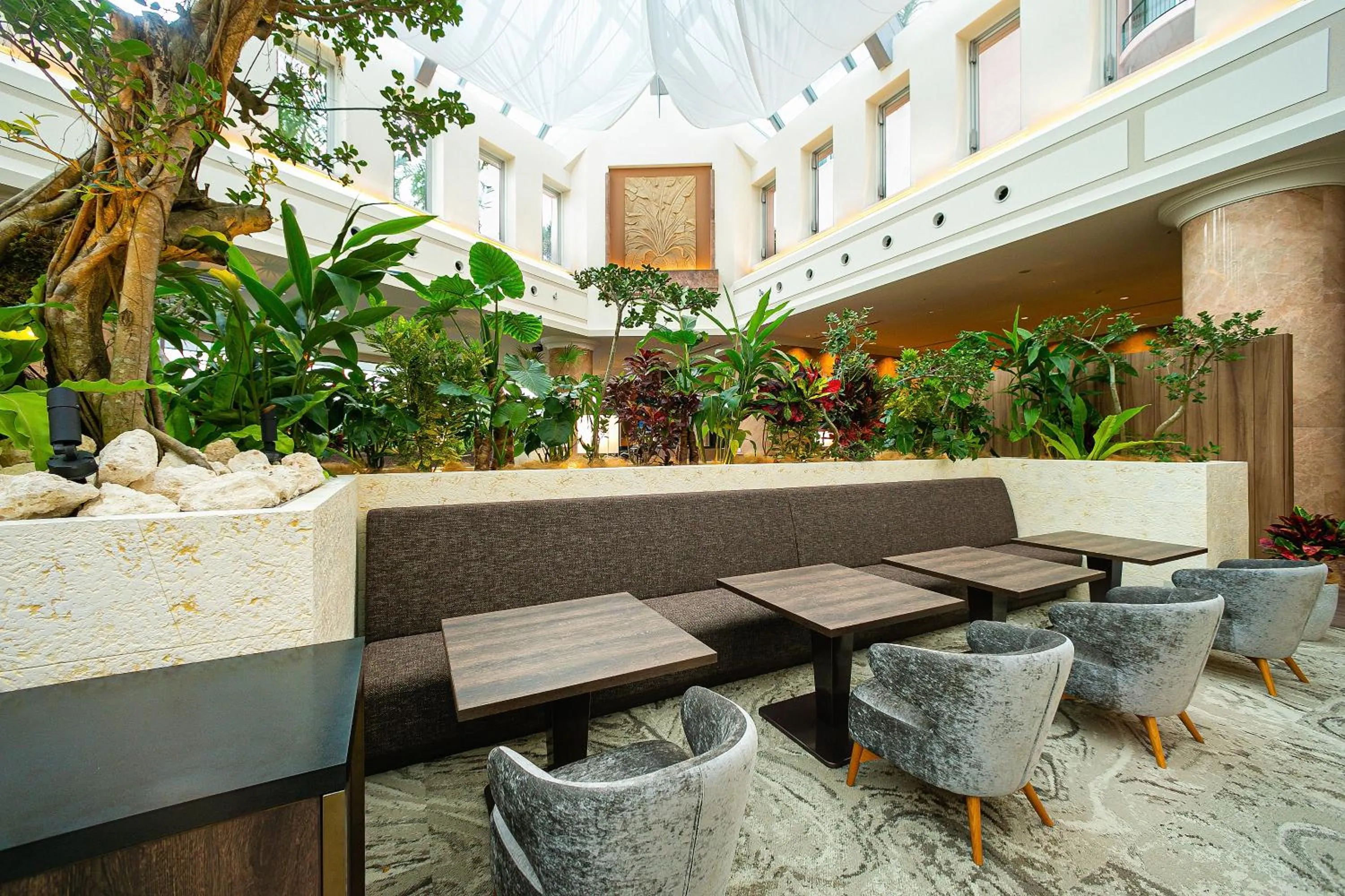 Lounge or bar in Oriental Hotel Okinawa Resort & Spa