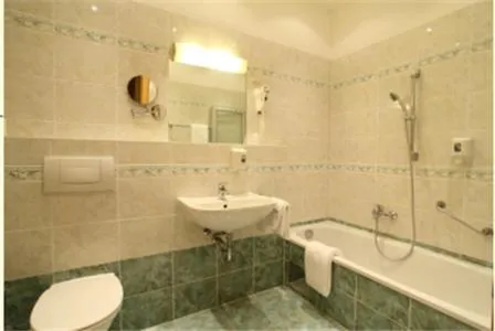 Bathroom in Oldtimer Motorhotel Guntramsdorf