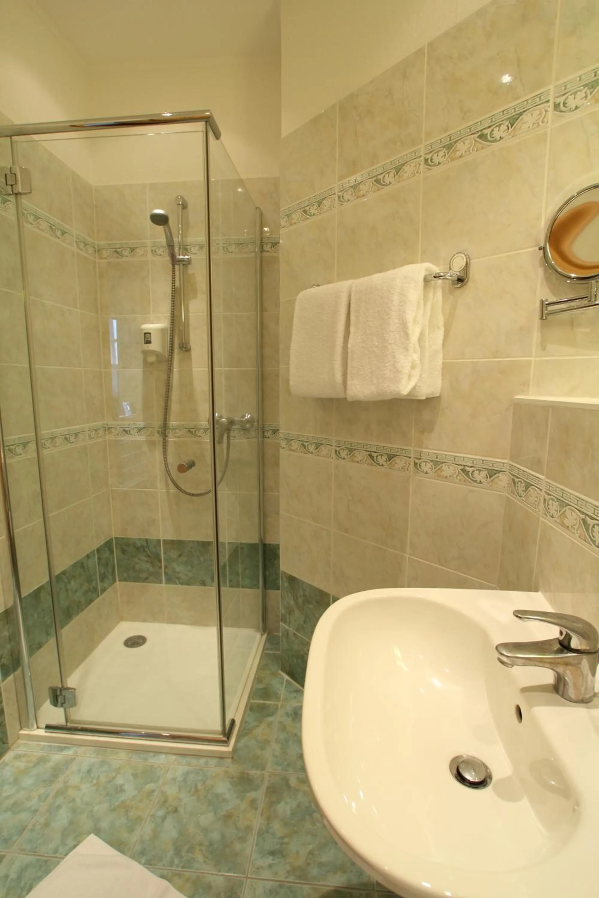 Bathroom in Oldtimer Motorhotel Guntramsdorf