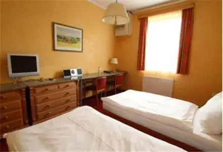 Triple Room in Oldtimer Motorhotel Guntramsdorf Triple Room in Oldtimer Motorhotel Guntramsdorf