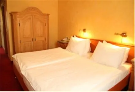 Bed in Oldtimer Motorhotel Guntramsdorf