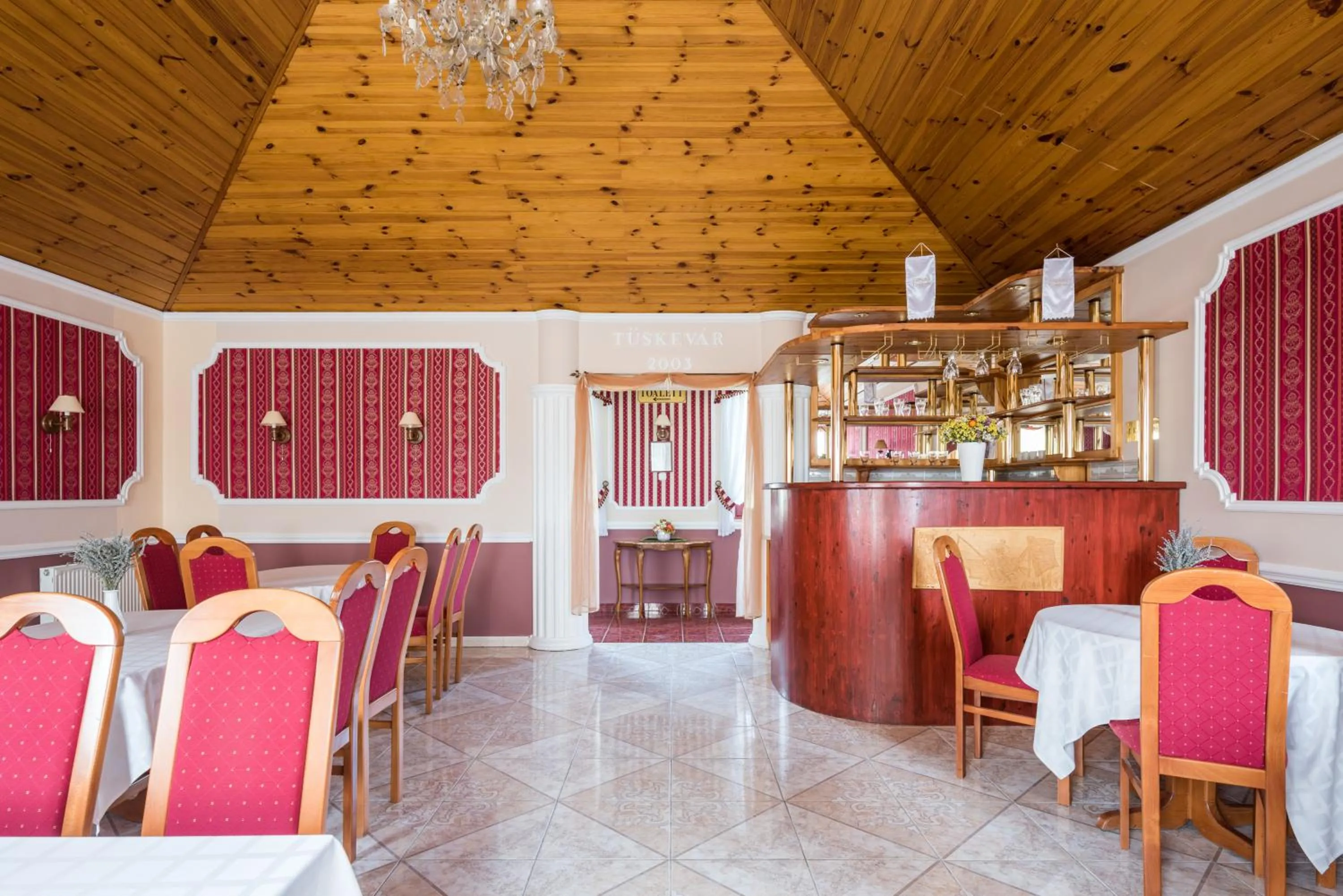 Restaurant/places to eat in Hotel Bíbic és Tüskevár Étterem és Horgásztó