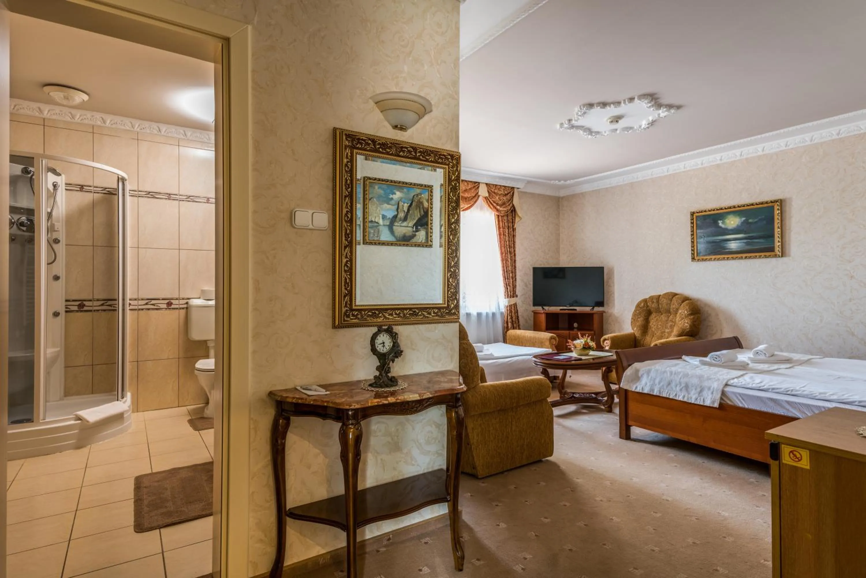 Shower, Bed in Hotel Bíbic és Tüskevár Étterem és Horgásztó