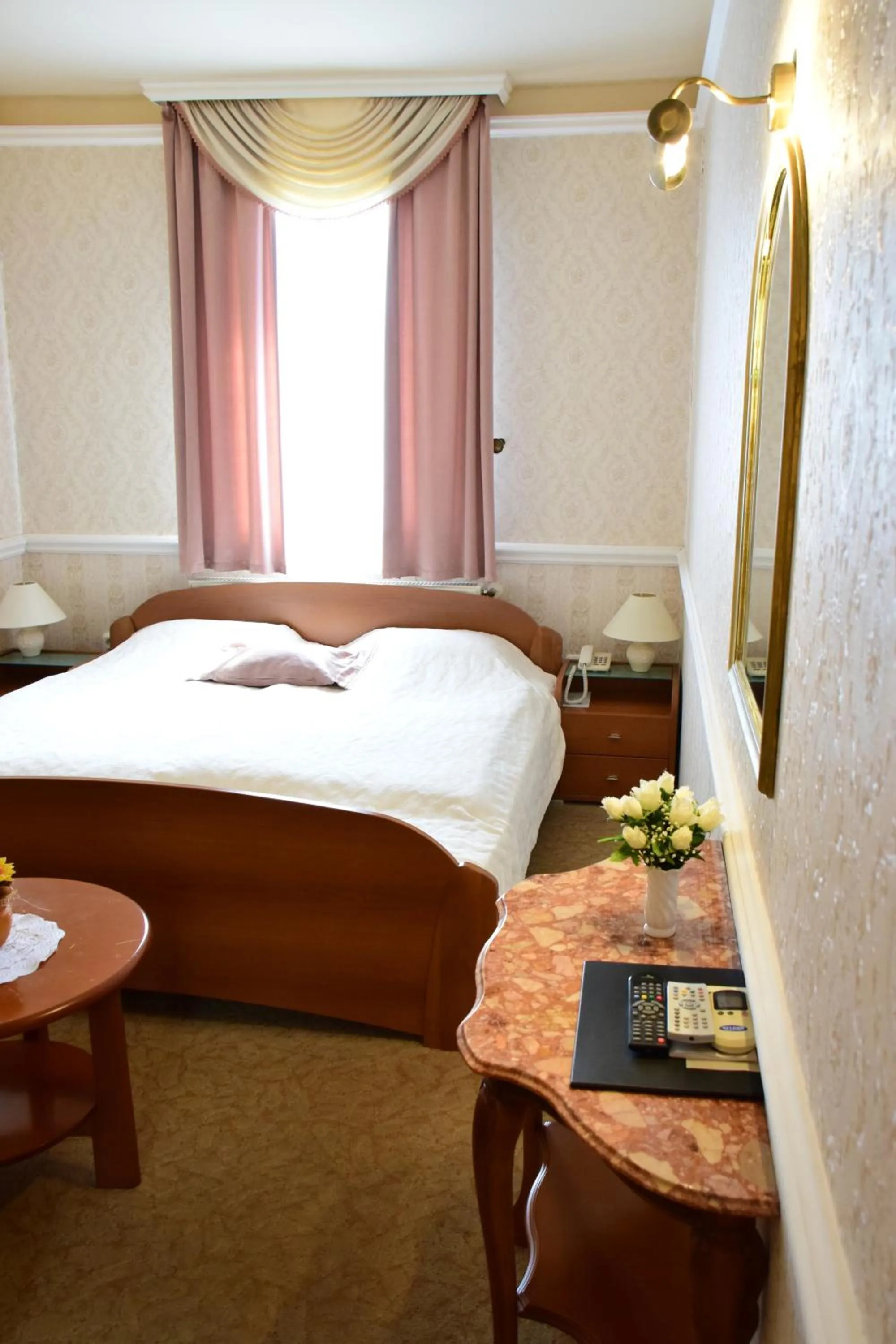 Property logo or sign, Bed in Hotel Bíbic és Tüskevár Étterem és Horgásztó