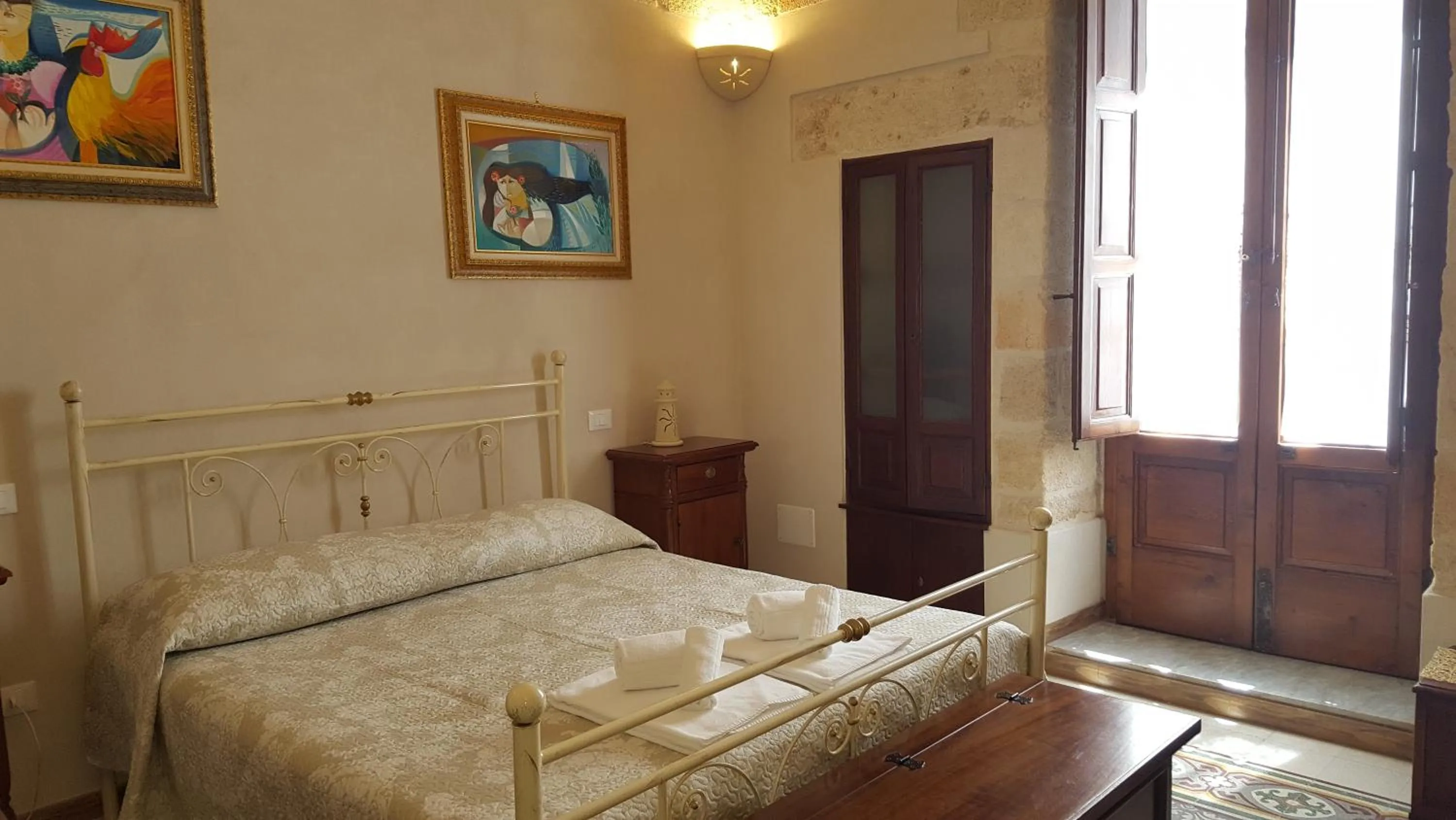 Photo of the whole room in Torres Suite