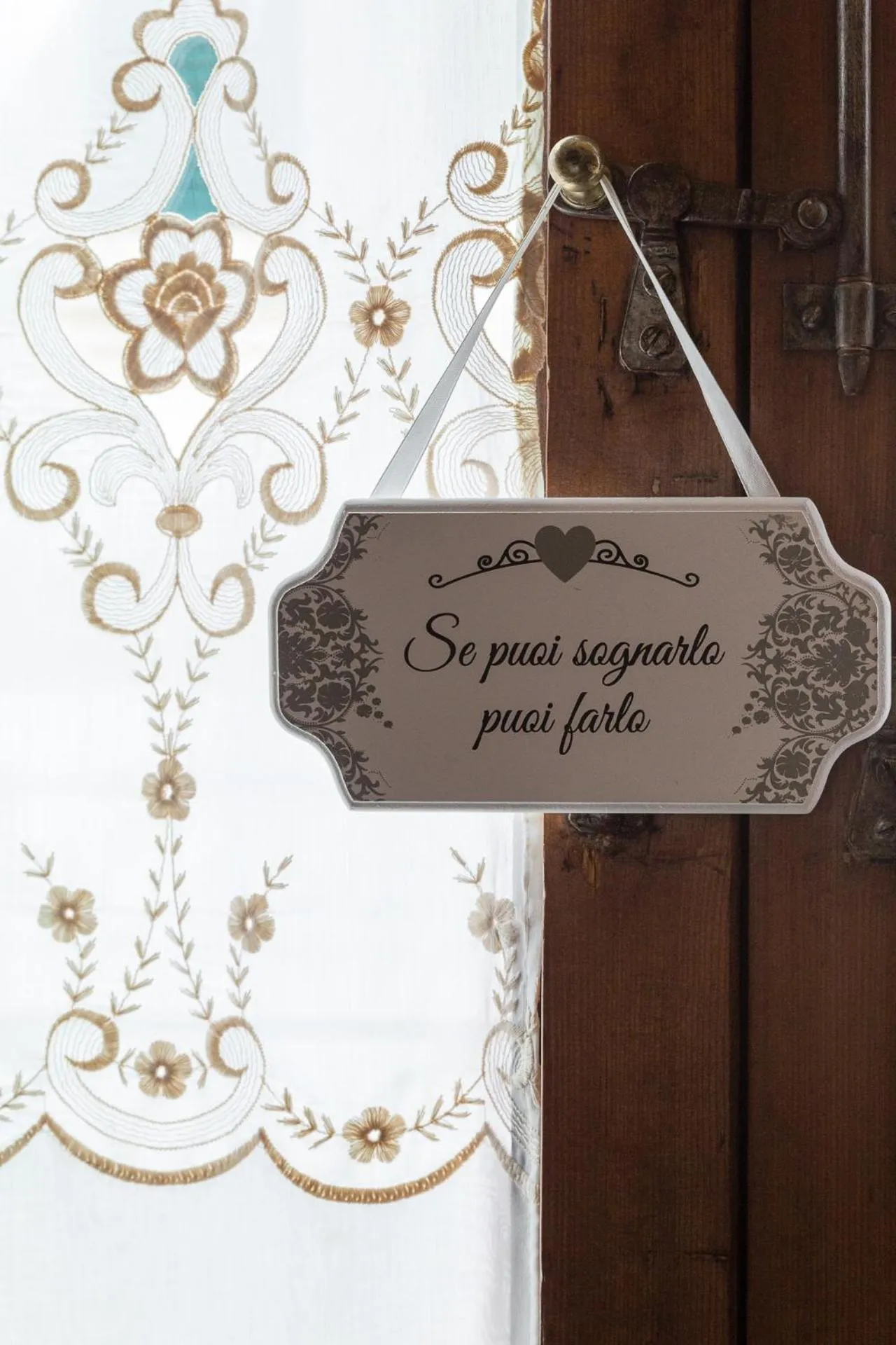 Logo/Certificate/Sign in Torres Suite