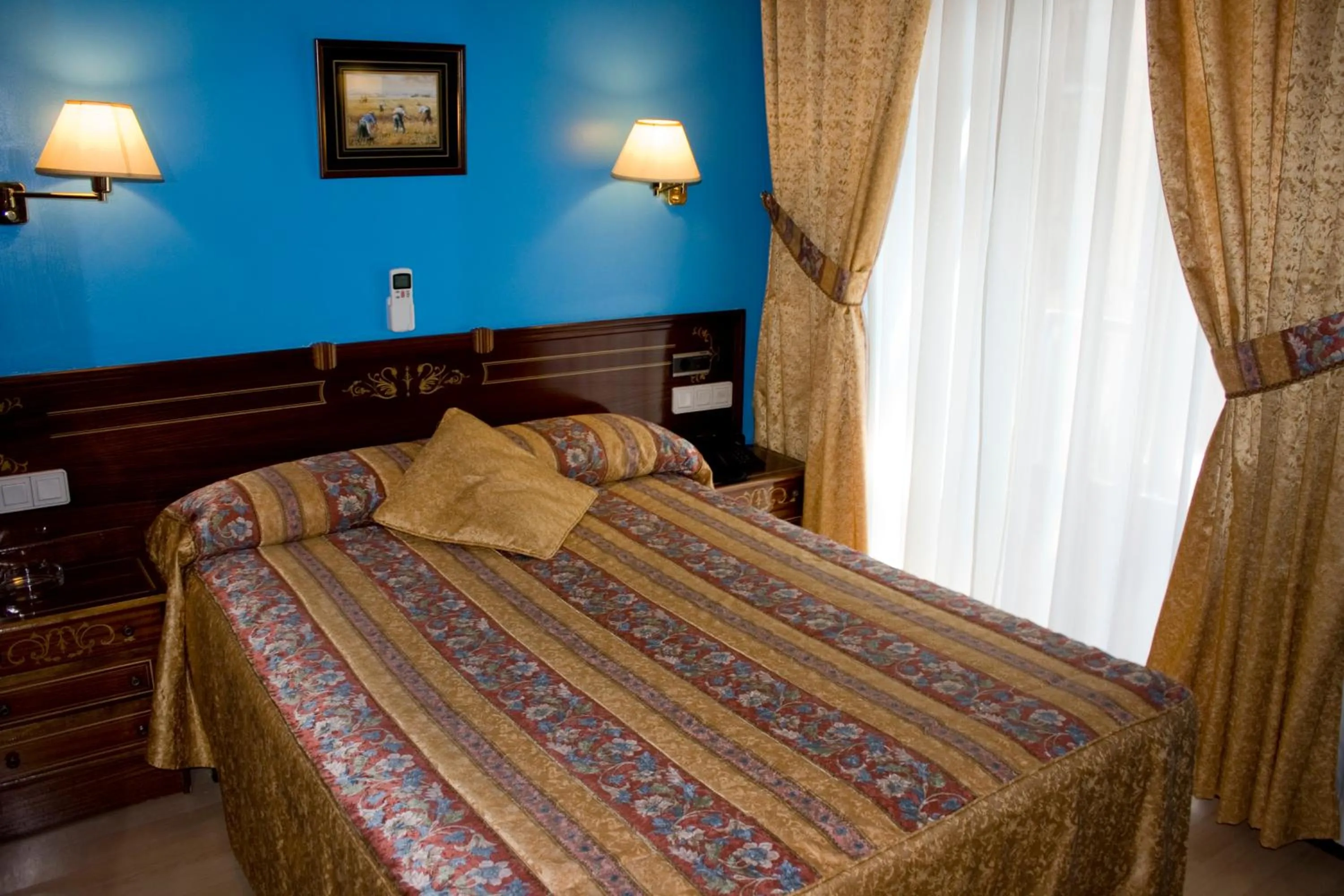 Photo of the whole room, Bed in Hostal Centro Sol Madrid