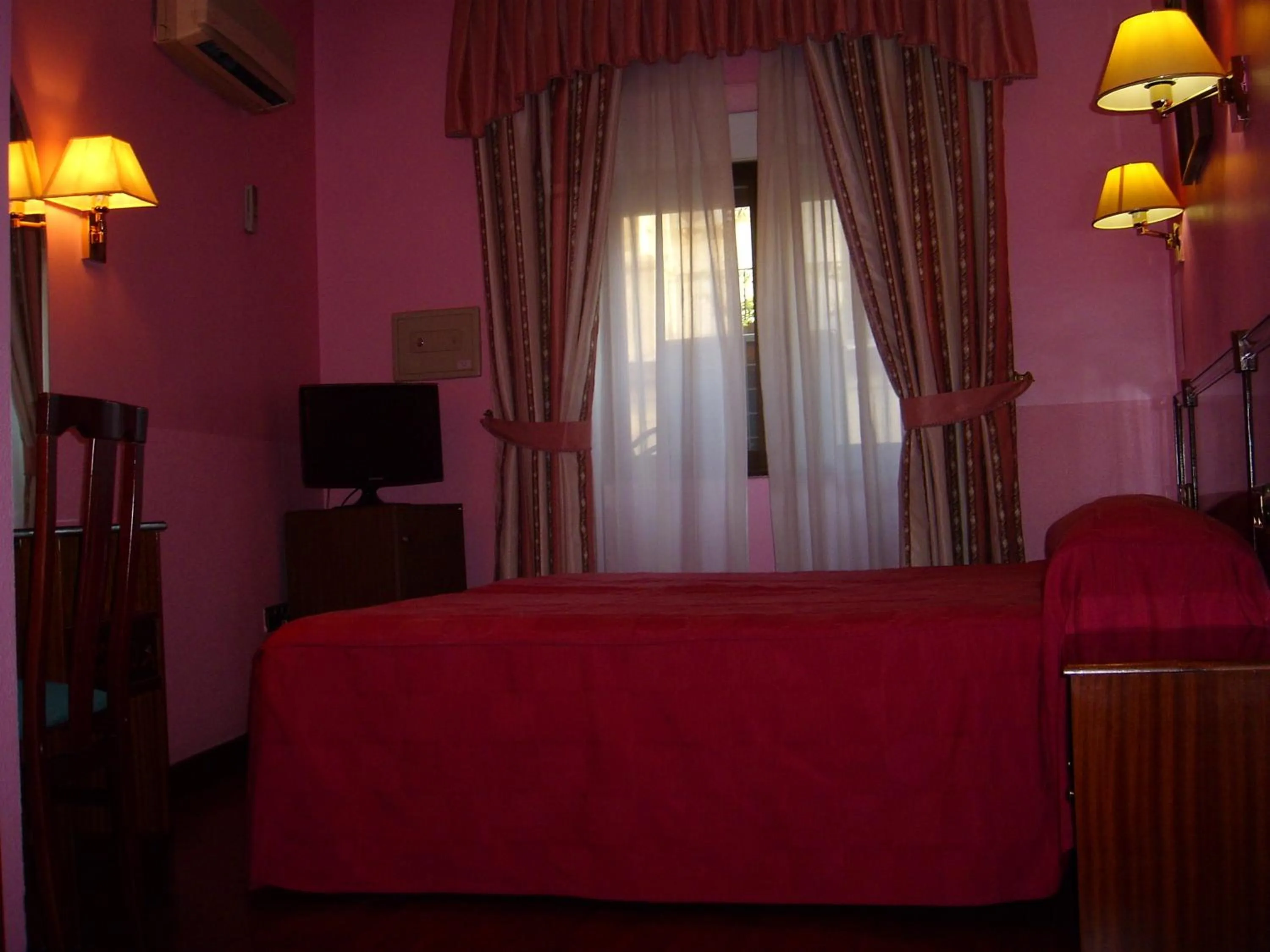 Photo of the whole room, Bed in Hostal Centro Sol Madrid