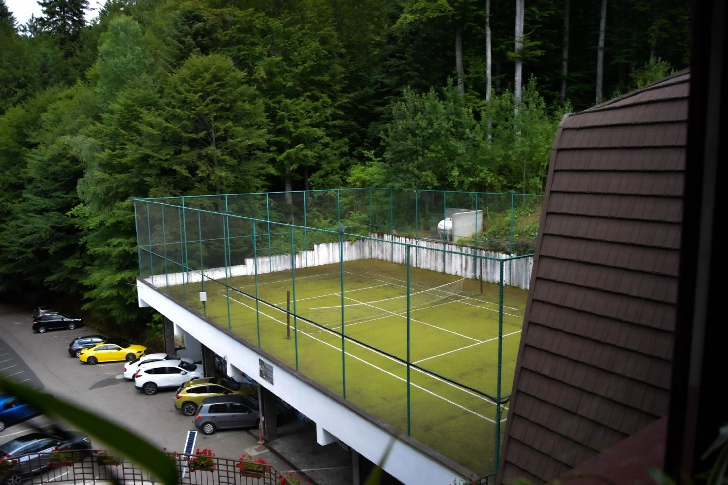 Tennis court in Hotel Valea cu Pesti