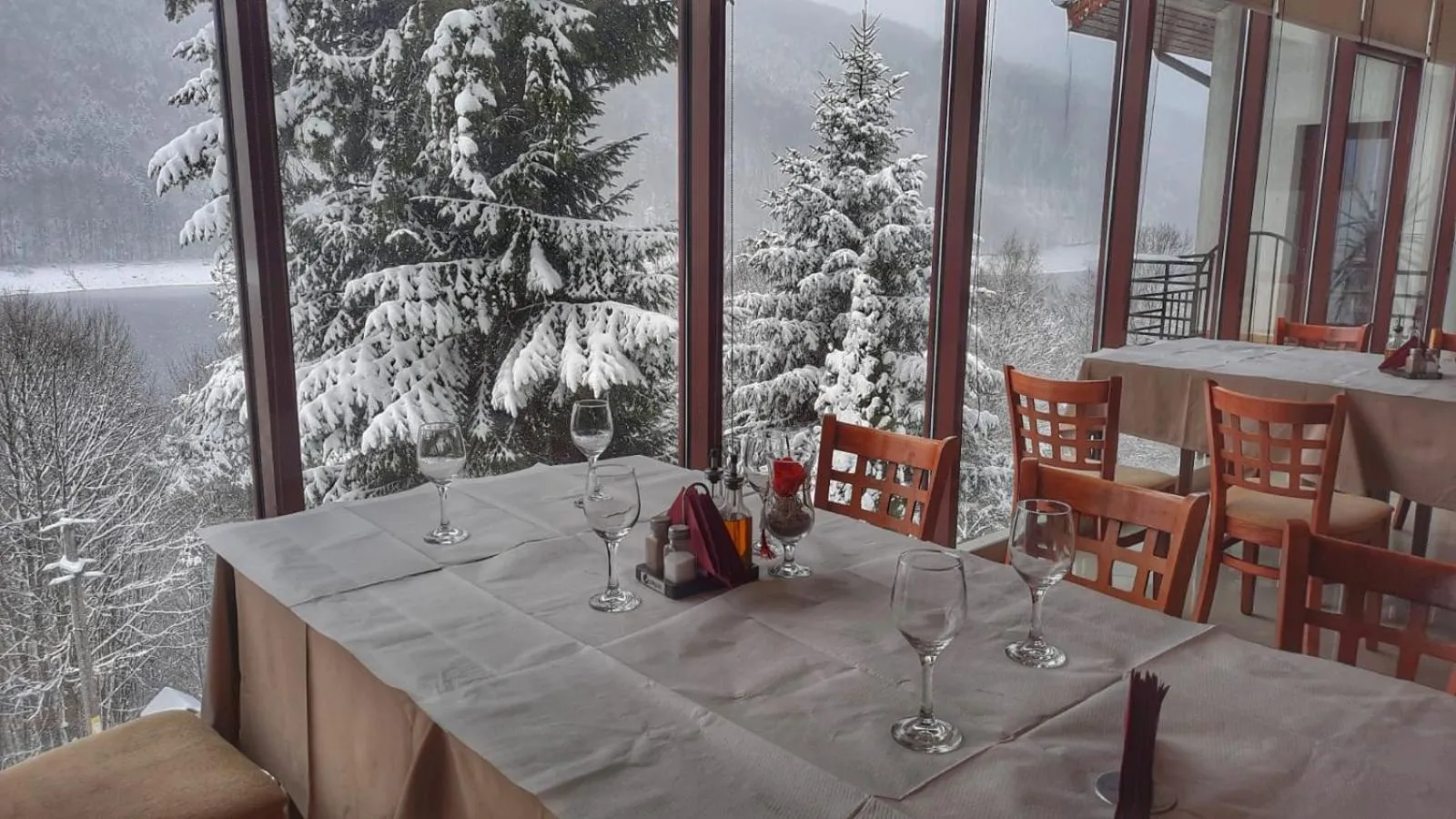 Restaurant/places to eat in Hotel Valea cu Pesti