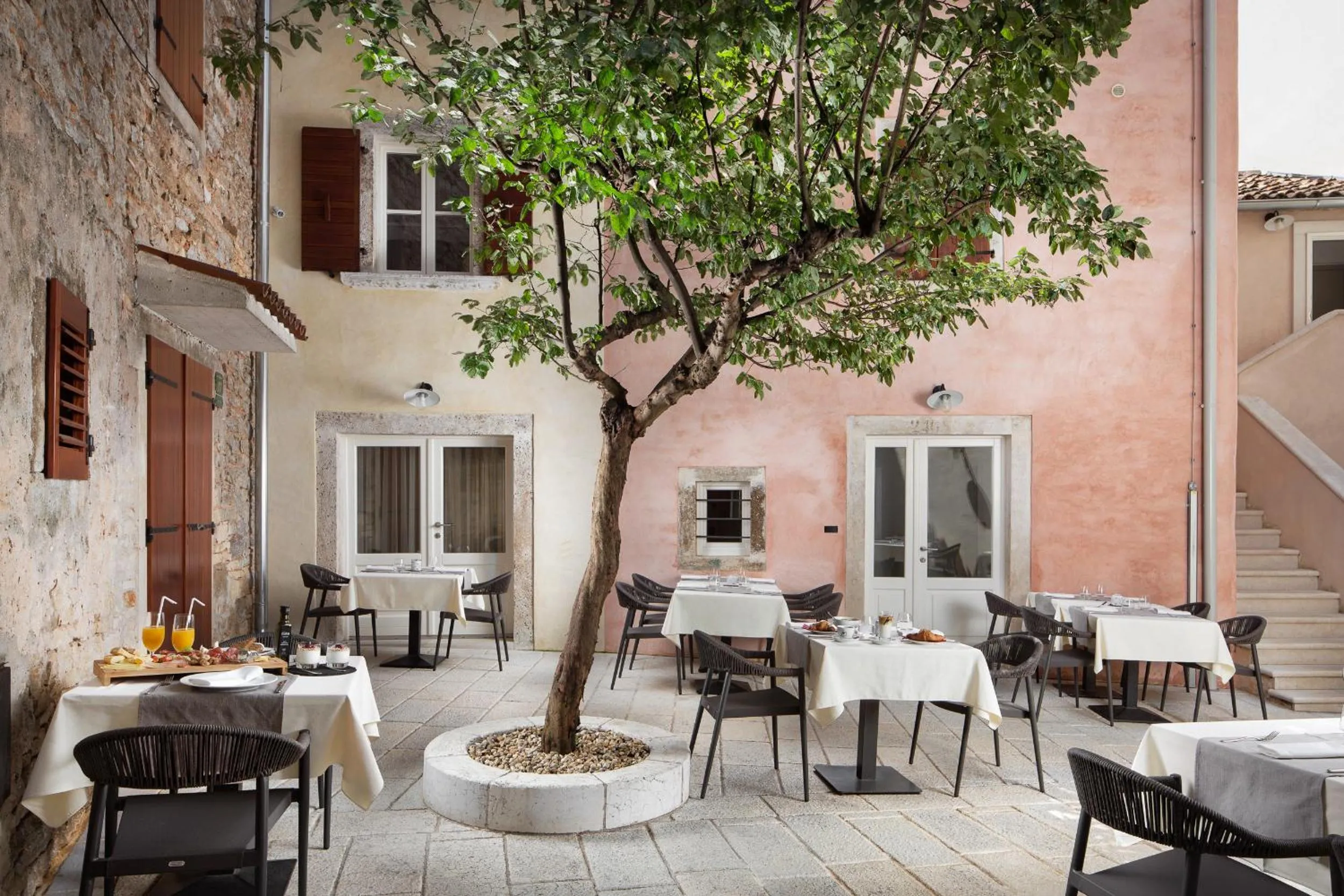 Restaurant/places to eat in Hotel La Grisa