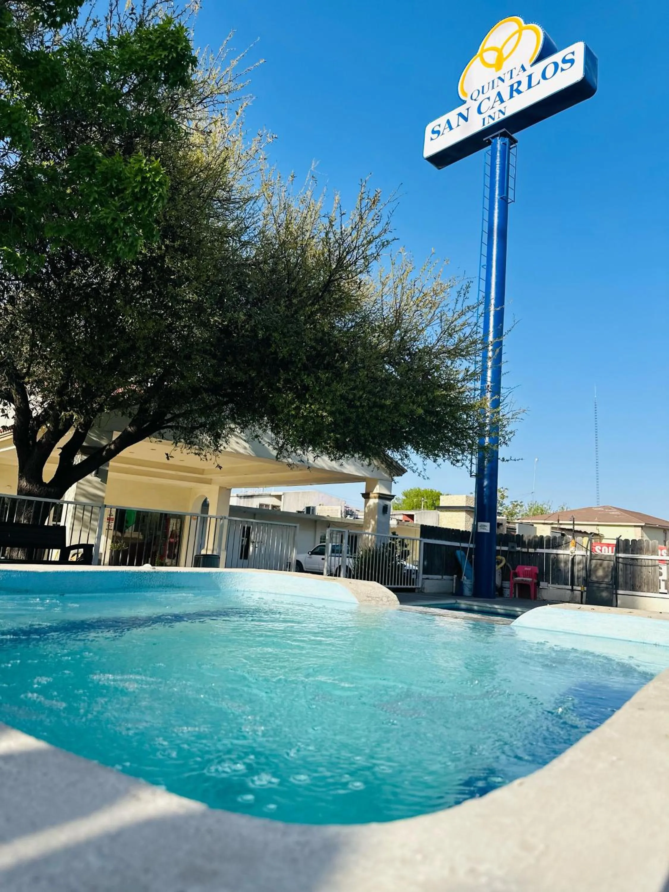 Swimming pool in Hotel Quinta San Carlos Inn