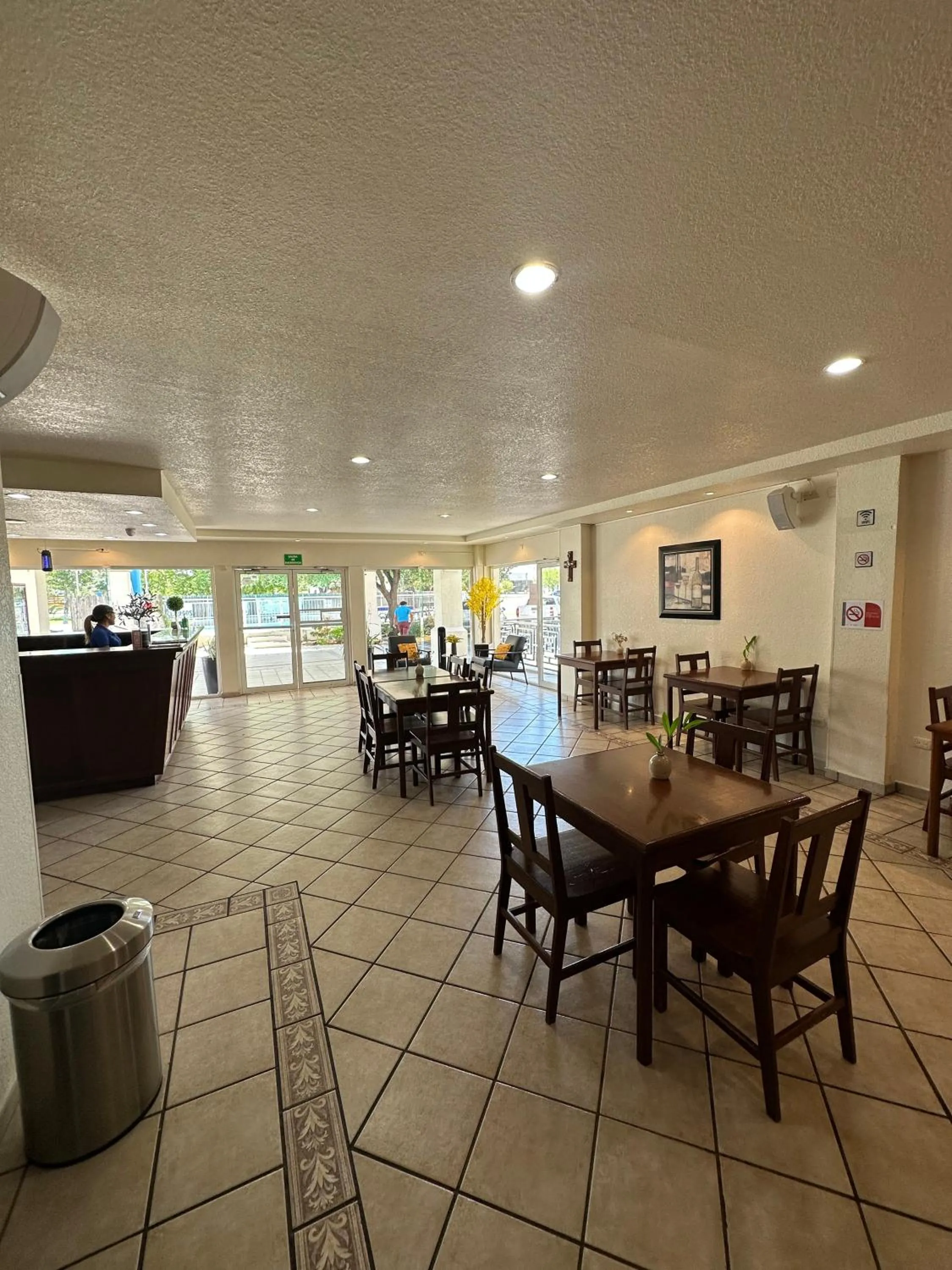 Restaurant/places to eat in Hotel Quinta San Carlos Inn