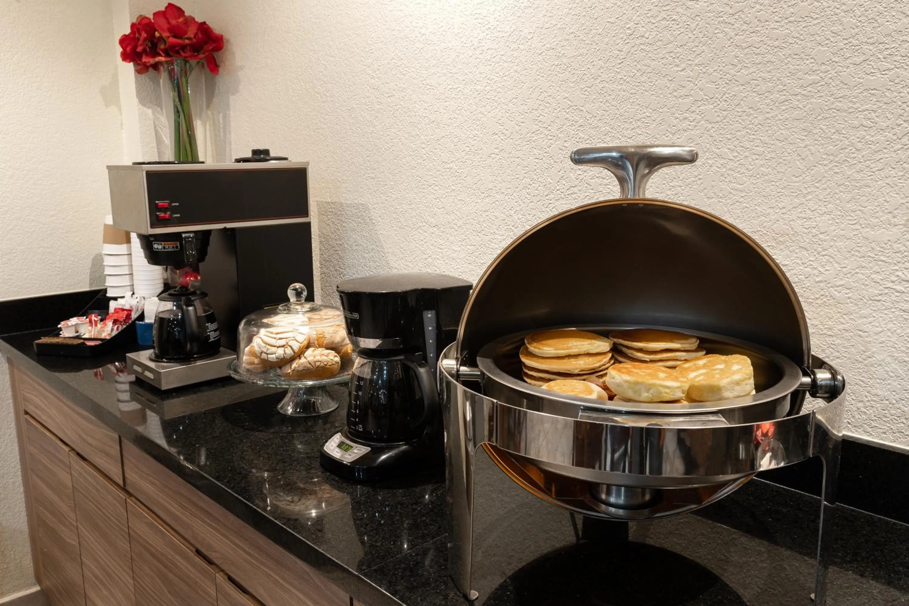 Buffet breakfast in Hotel Quinta San Carlos Inn